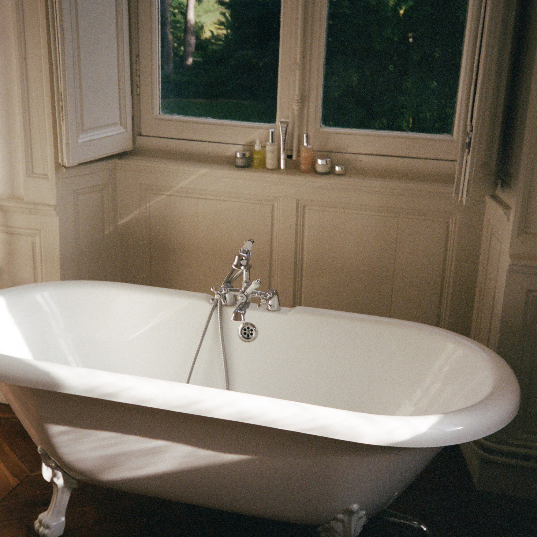 Lesse eleva lo esencial con fórmulas puras que reconfortan, suavizan y revelan la verdadera textura de la piel.