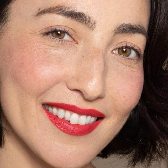 Pintalabios en barra natural con acabado ligero Ilia Beauty. Lipstick Grenadine semi mate de alta pigmentación para el día a día.