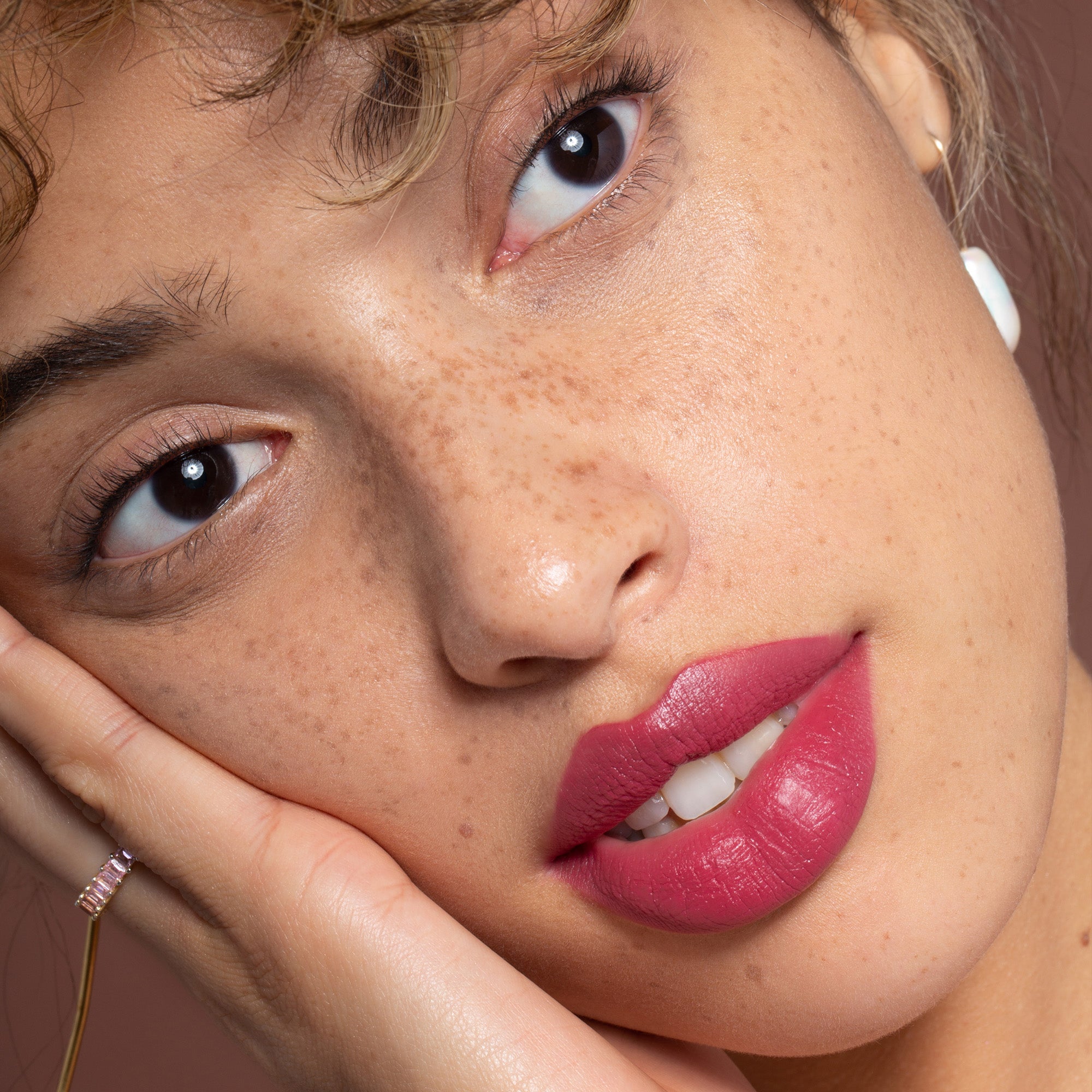 Barra de labios Ilia Beauty, color Wild Aster. Lipstick semimate con acabado ligero, cómodo y no pegajoso. Pintalabios ideal para el día a día o días especiales.