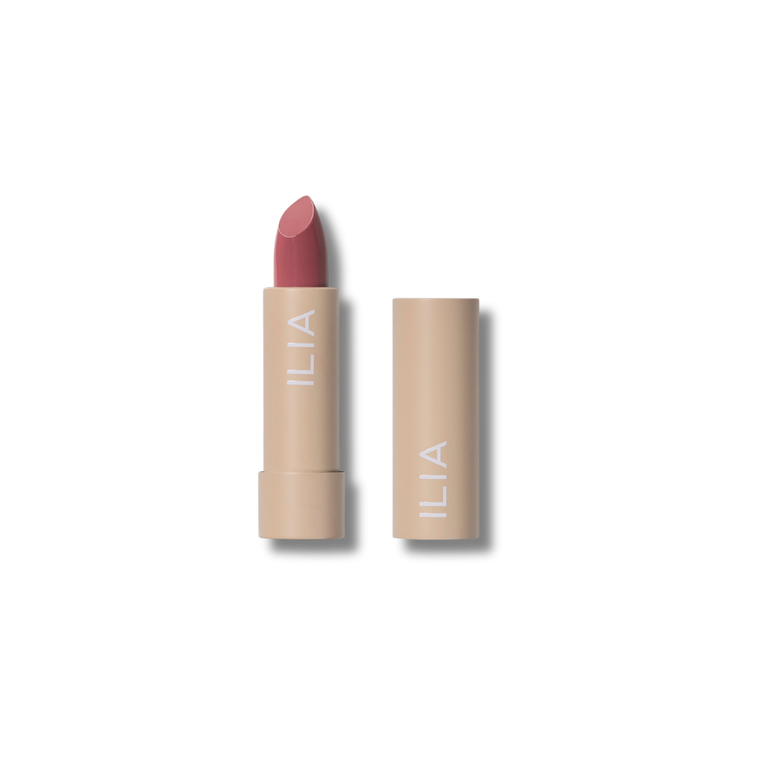 Pintalabios en stick semi mate color rosado, acabado ligero ideal para maquillaje natural. Lipstick cremoso y cómodo para transformar cualquier look.