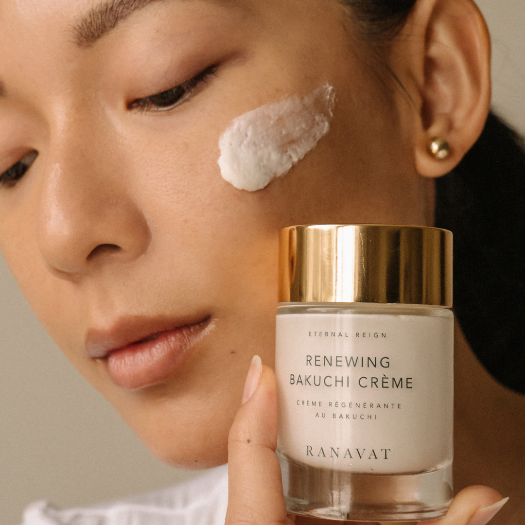 Aplicación de Eternal Reign Renewing Bakuchi Crème Ranavat. Crema hidratante renovadora, suaviza líneas de expresión y reduce manchas.