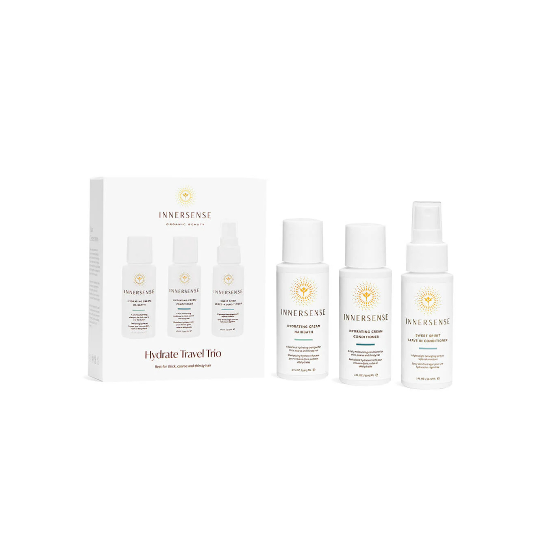 Pack de tres productos para el cuidado corporal. Mini tallas de acondicionador, acondicionador sin aclarado y champú hechos con materiales naturales.