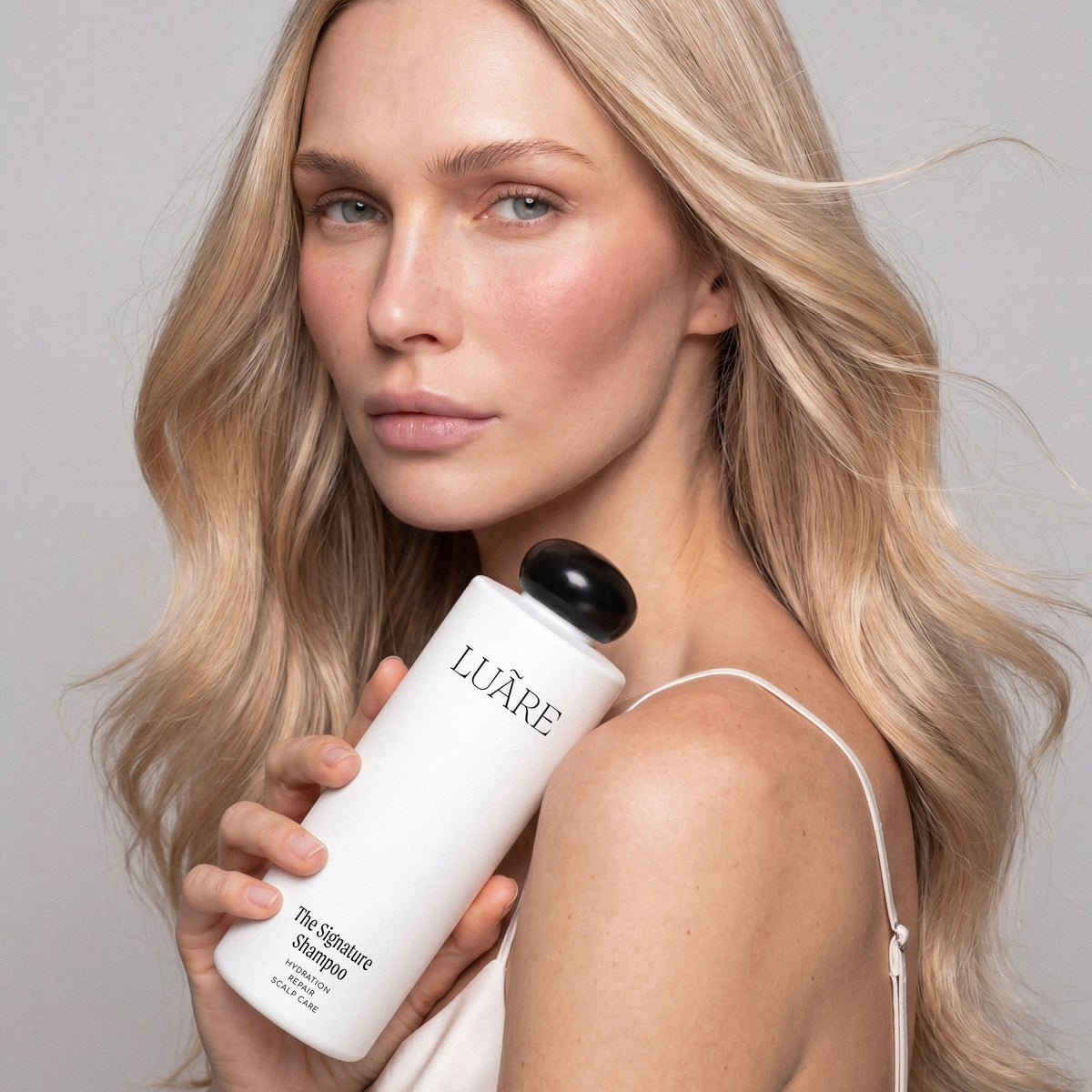 The Signature Shampoo de Luãre para cabello seco, teñido o rizado.
