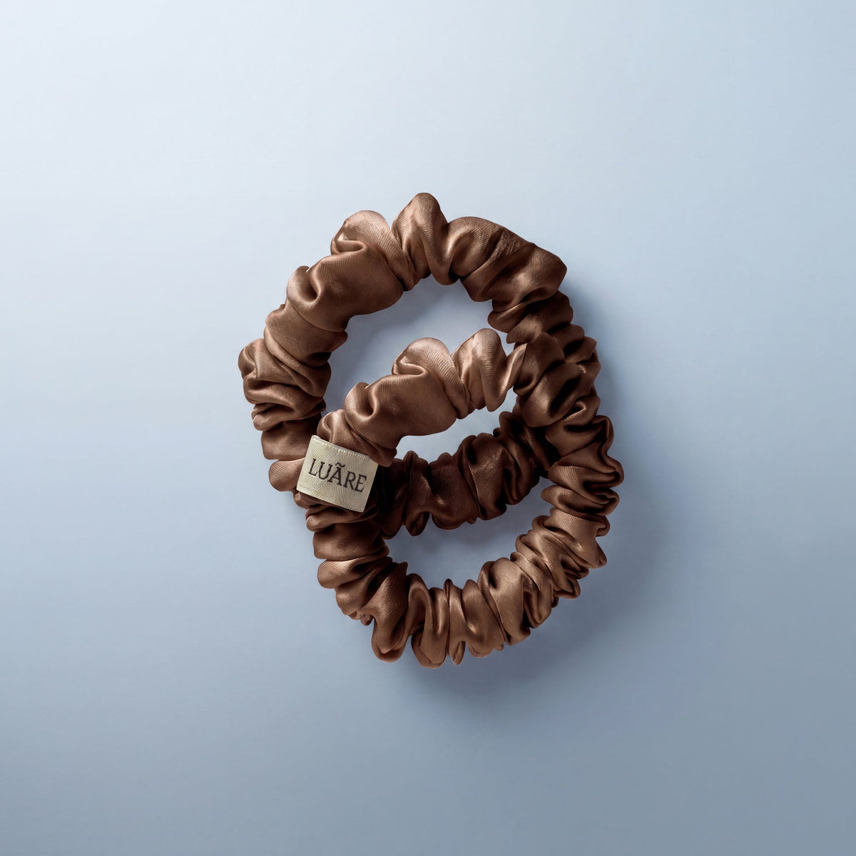 Set de dos scrunchies de seda nougat de Luãre.