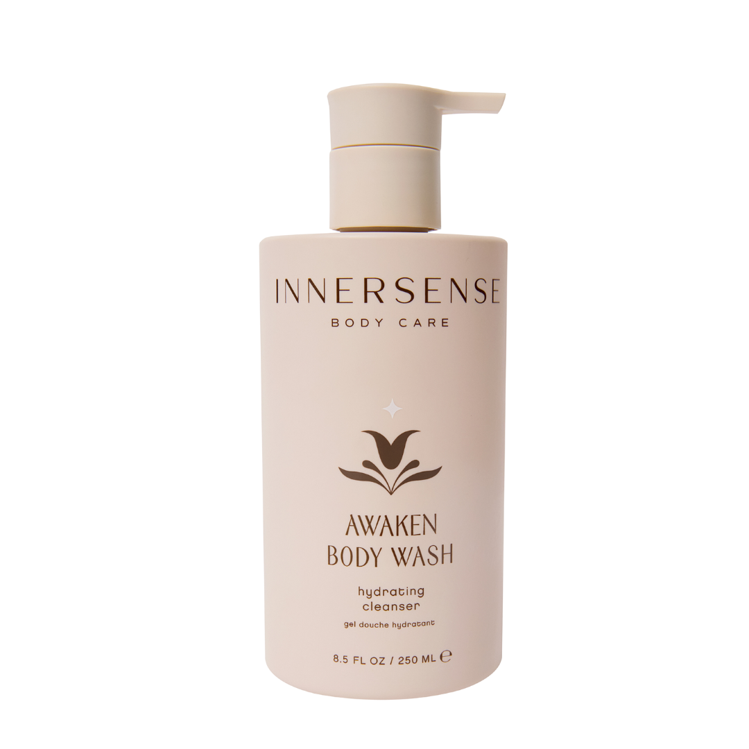 Awaken Body Wash de Innersense, gel revitalizante que limpia, suaviza y mejora el tono de la piel.