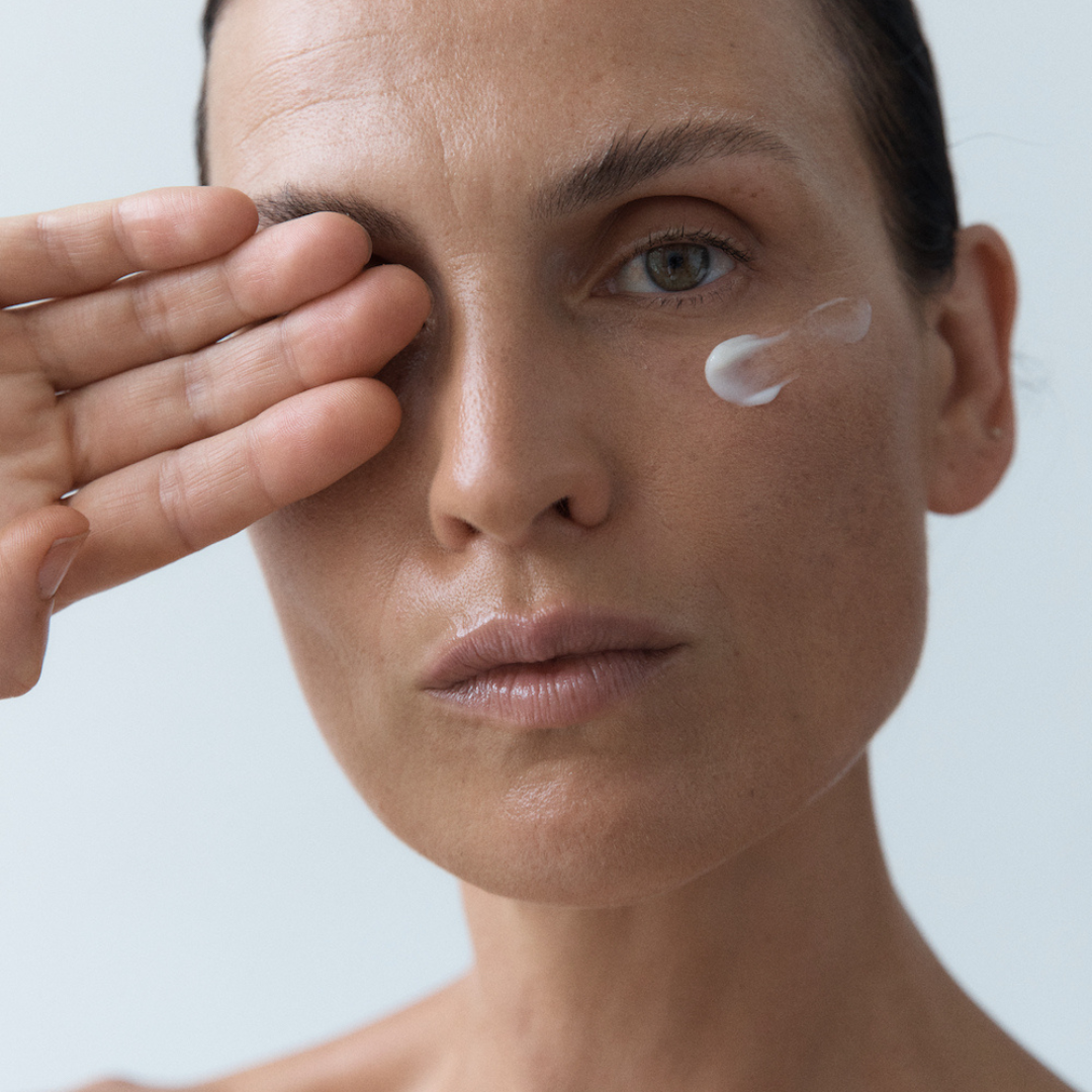 Textura ligera de Awakening Eye Cream fundiéndose en la piel, para una mirada visiblemente más descansada.