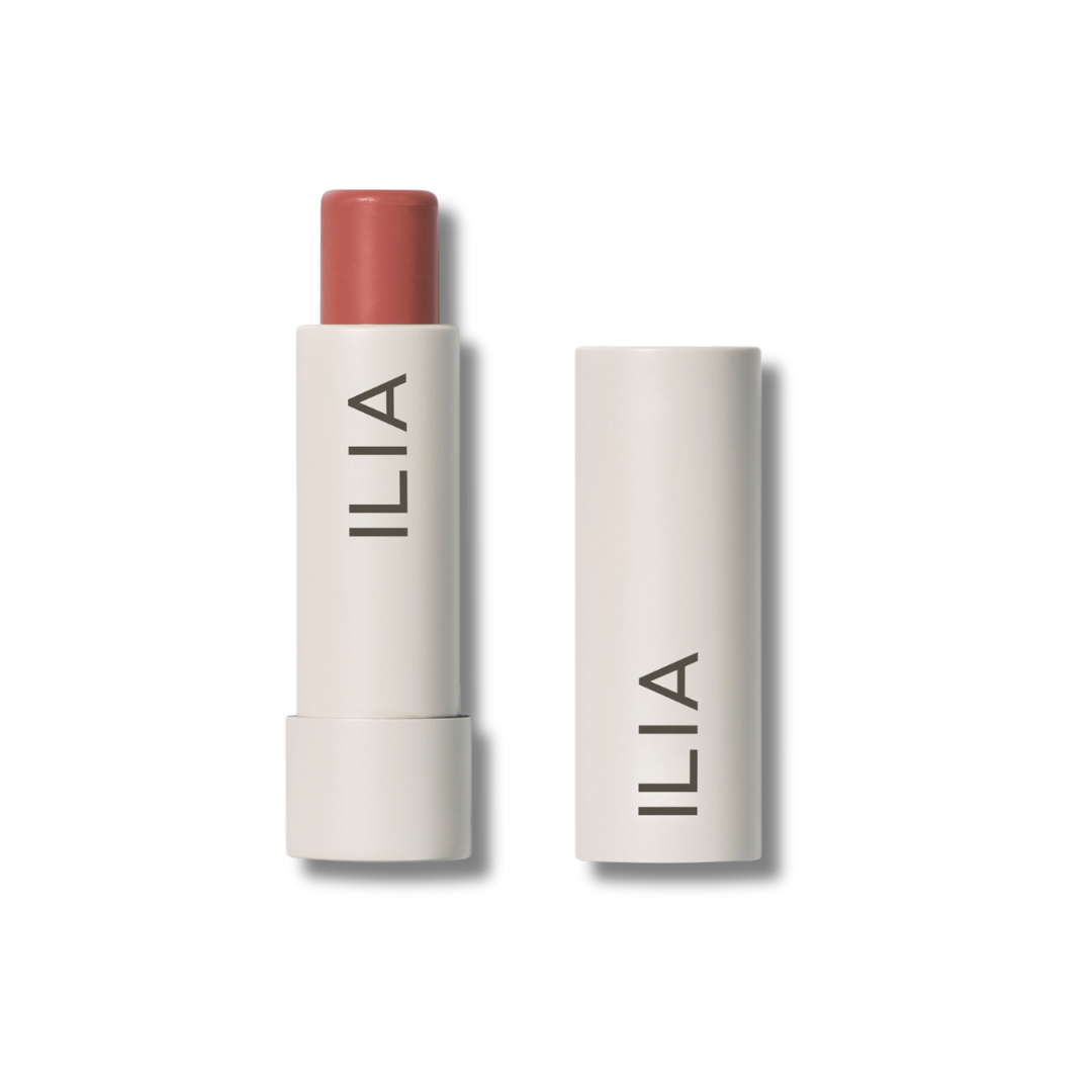 Balmy Tint Hydrating Lip Balm de ILIA Beauty en tono Hold Me. Bálsamo cremoso con color y cuidado nutritivo para los labios.