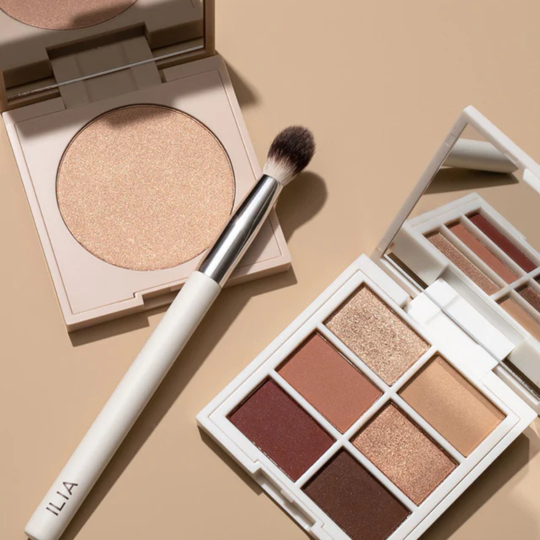 Blending Brush de ILIA Beauty junto a paleta y colorete. Herramienta esencial para crear acabados naturales y sin cortes.