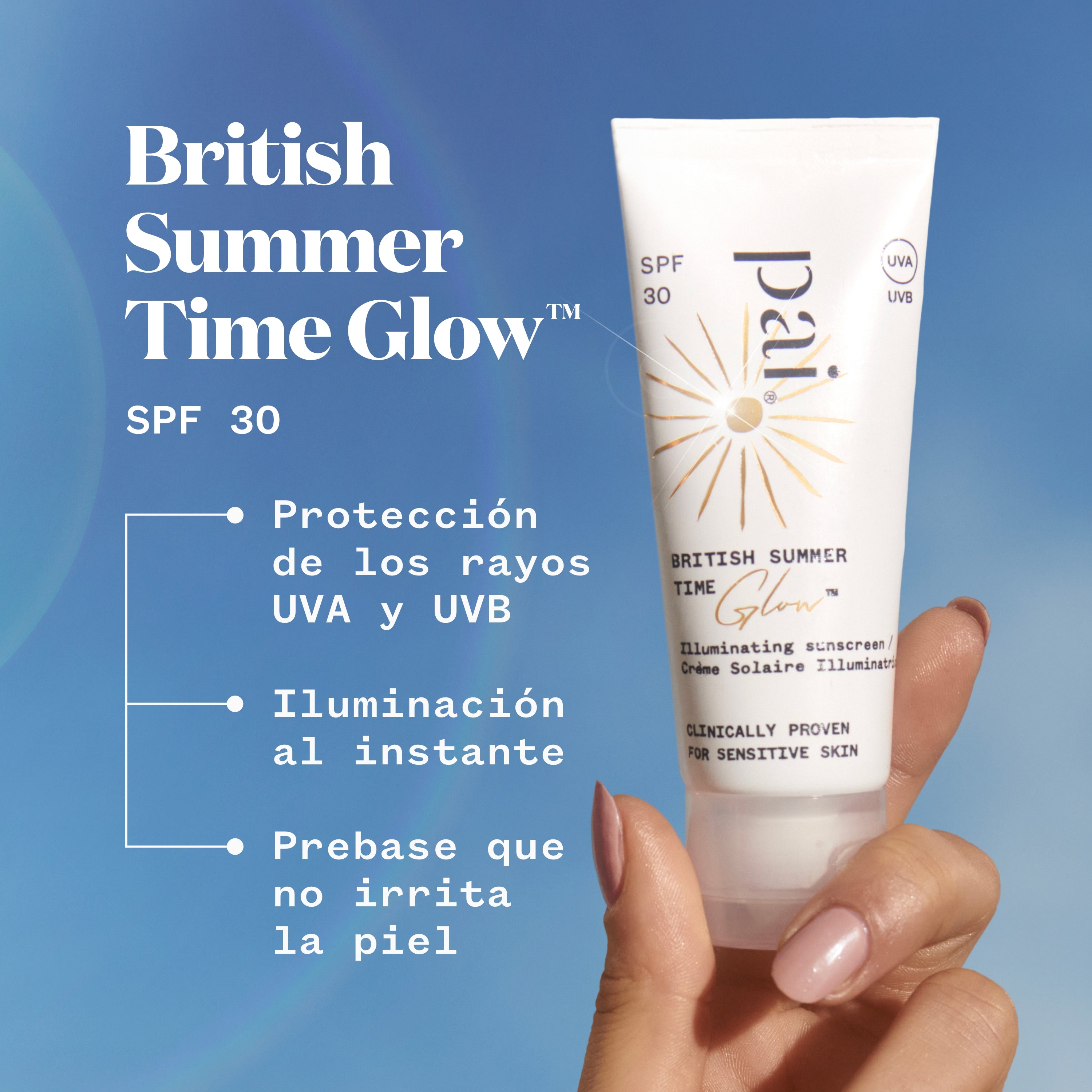Mano sujetando British Summer Time Glow™, un gesto ligero que protege e ilumina como un filtro de verano.