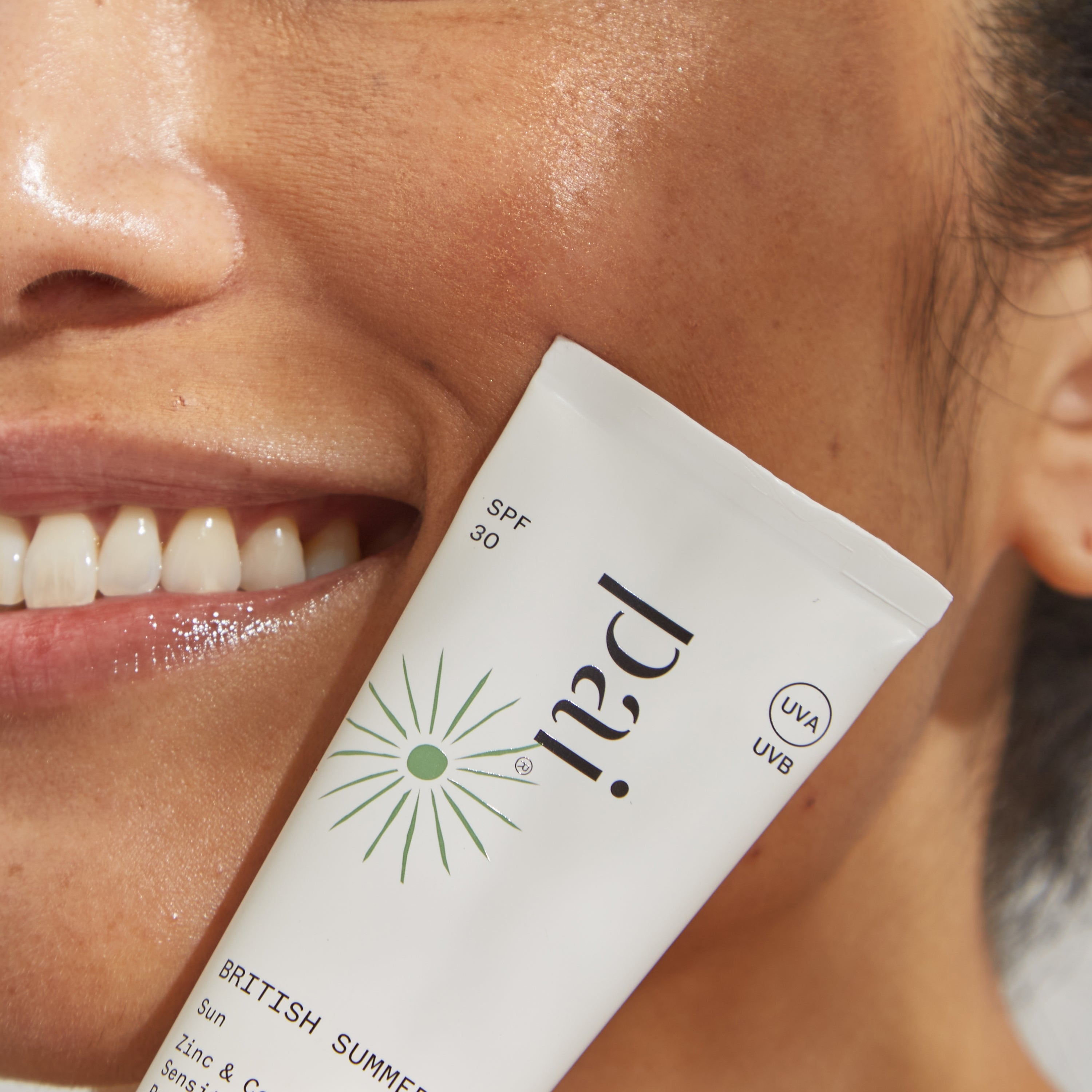 Rostro con British Summer Time SPF30, protección suave y eficaz que cuida incluso la piel más delicada.