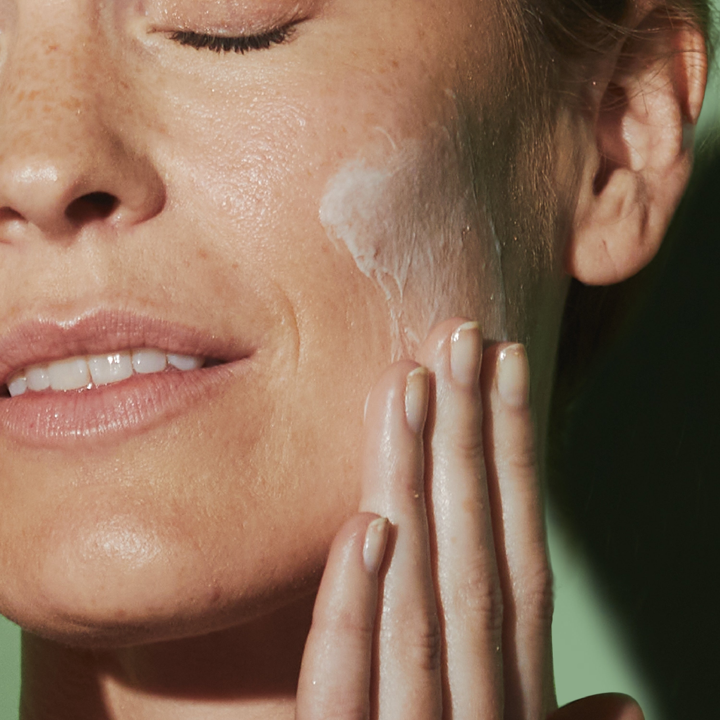 C-2 Believe sobre el rostro, una crema suave que despierta la luminosidad sin irritar.