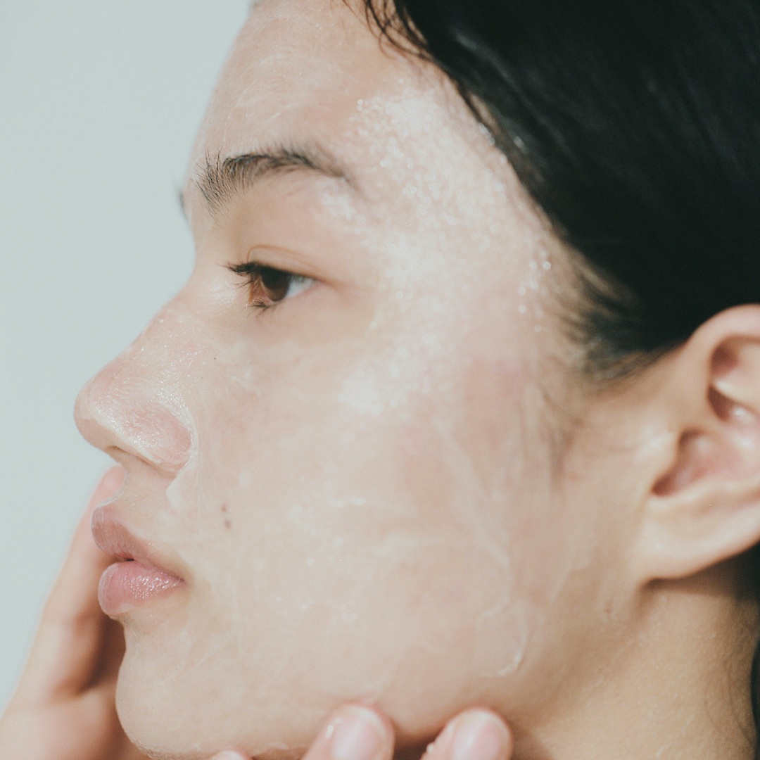 Crema limpiadora Calming Cleanser sobre la piel, un gesto suave que purifica sin alterar el equilibrio cutáneo.