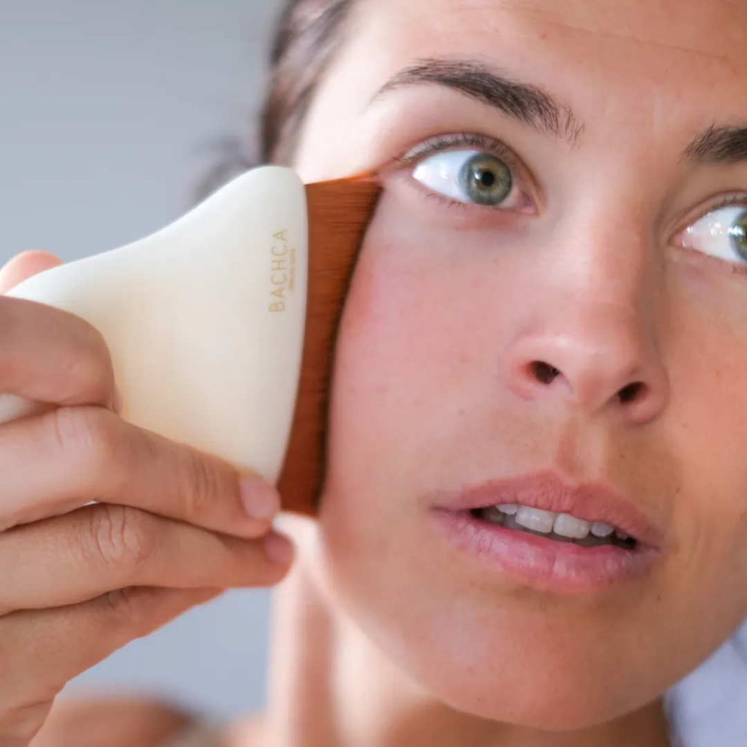 Las fibras se adaptan al contorno del pómulo en un masaje facial suave y preciso.