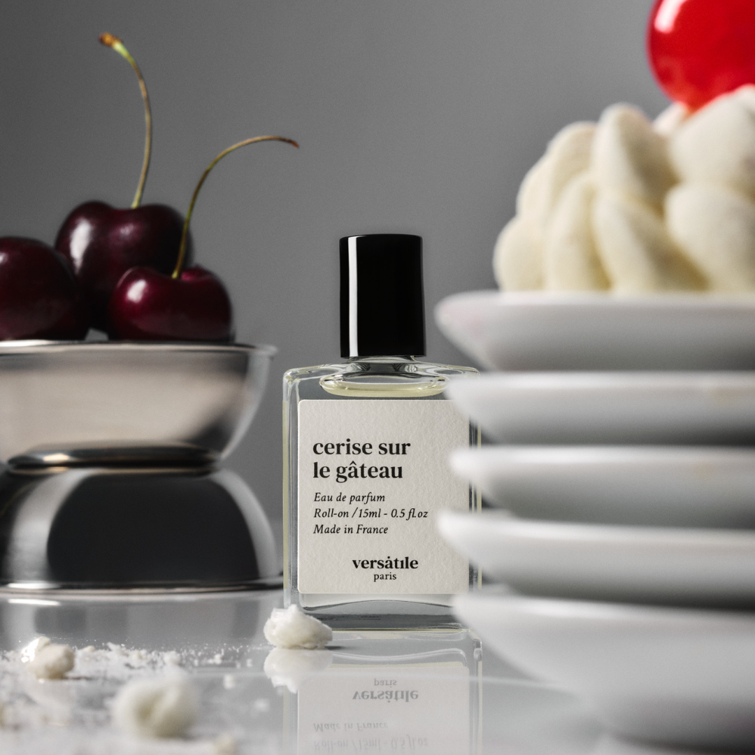 Una fragancia jugosa y sensual como una cereza madura sobre pastel recién servido, lista para el deseo.