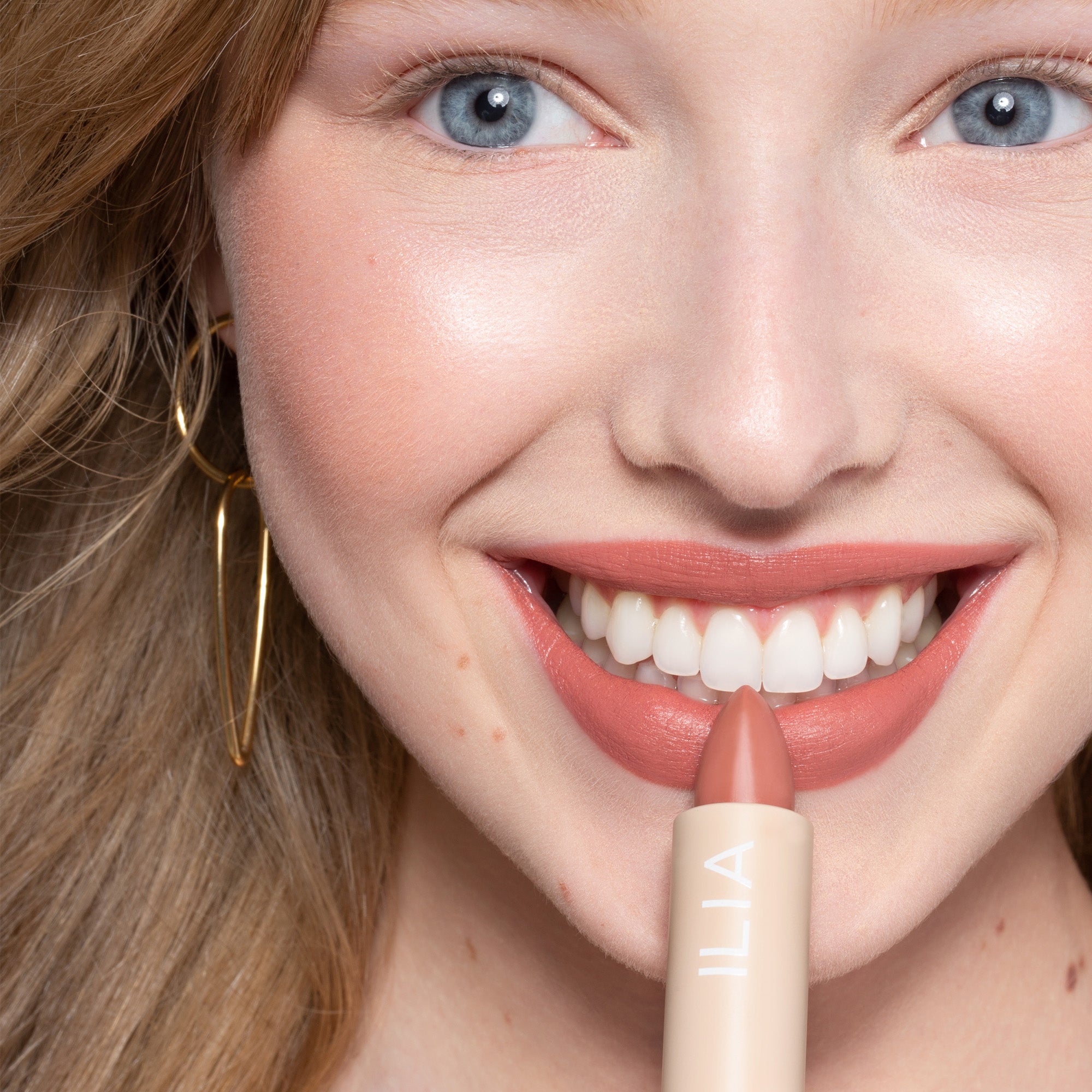 Pintalabios en stick color amberlight Ilia Beauty aplicado en labios. Barra de labios cremosa con acabado ligero perfecta para el día a día.