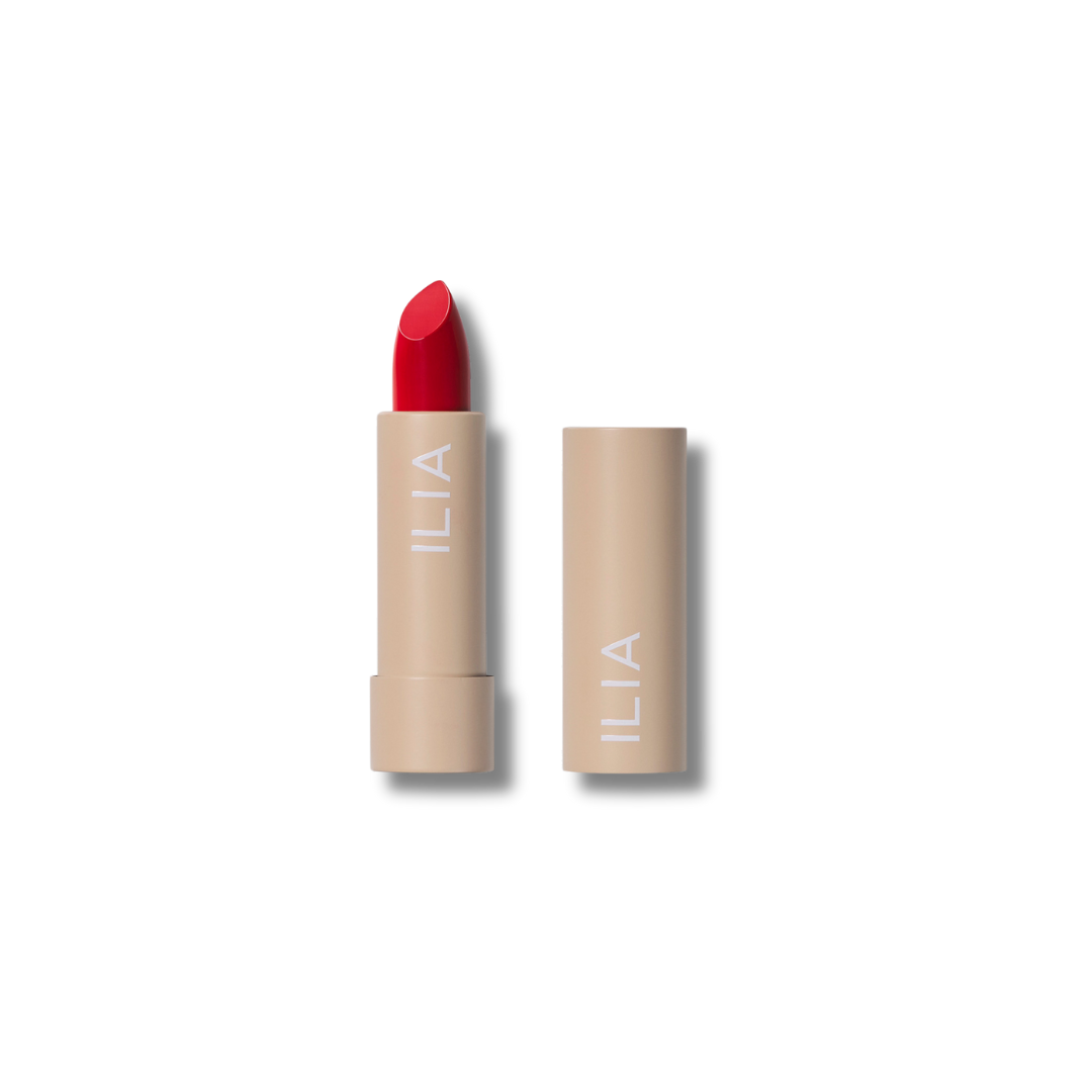 Barra de labios rojo grenadine Ilia Beauty. Lipstick cremoso de alta pigmentación hecho con ingredientes naturales que no reseca.