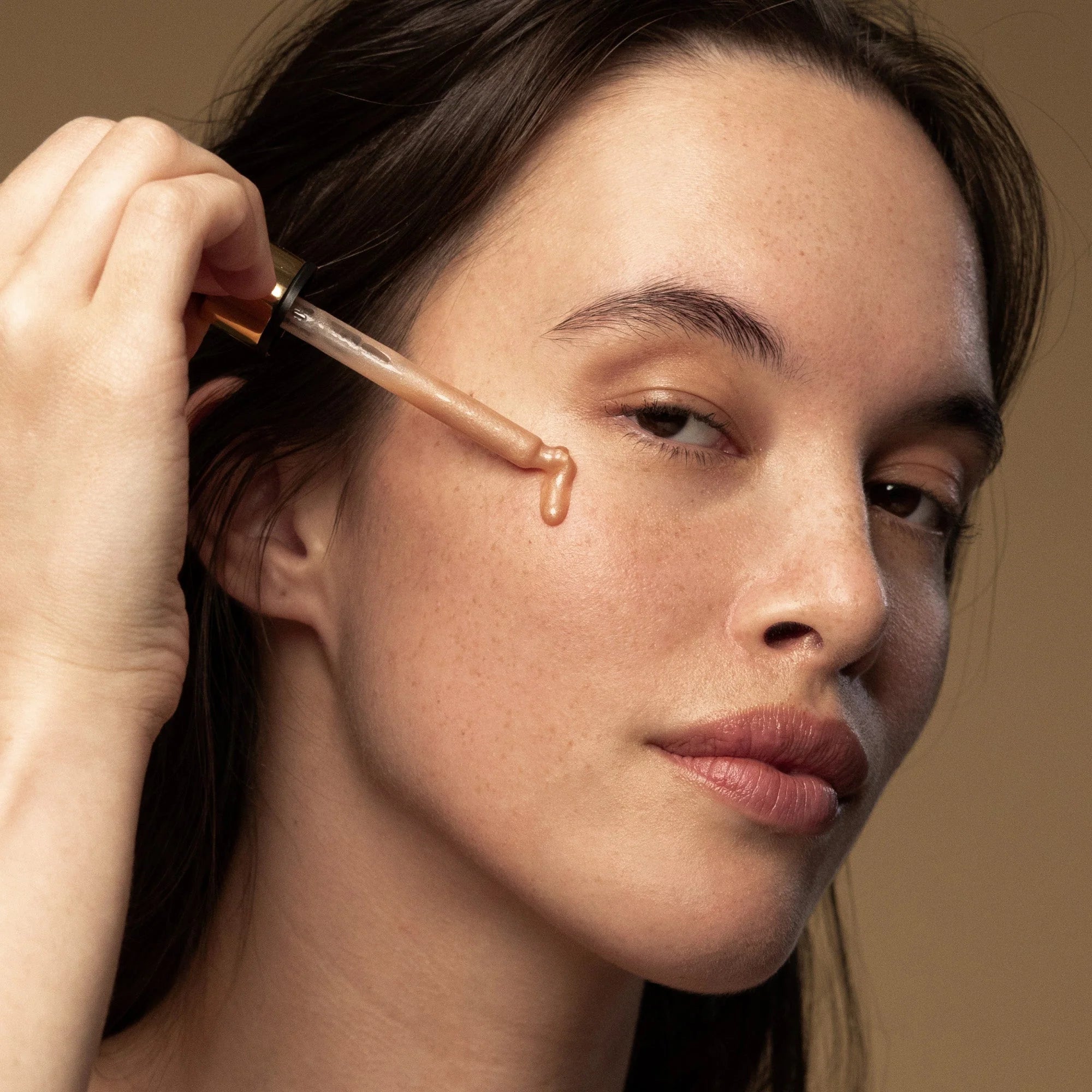 Sérum que alivia rojeces y reequilibra la piel con una textura ligera que respeta hasta las pieles más sensibles.