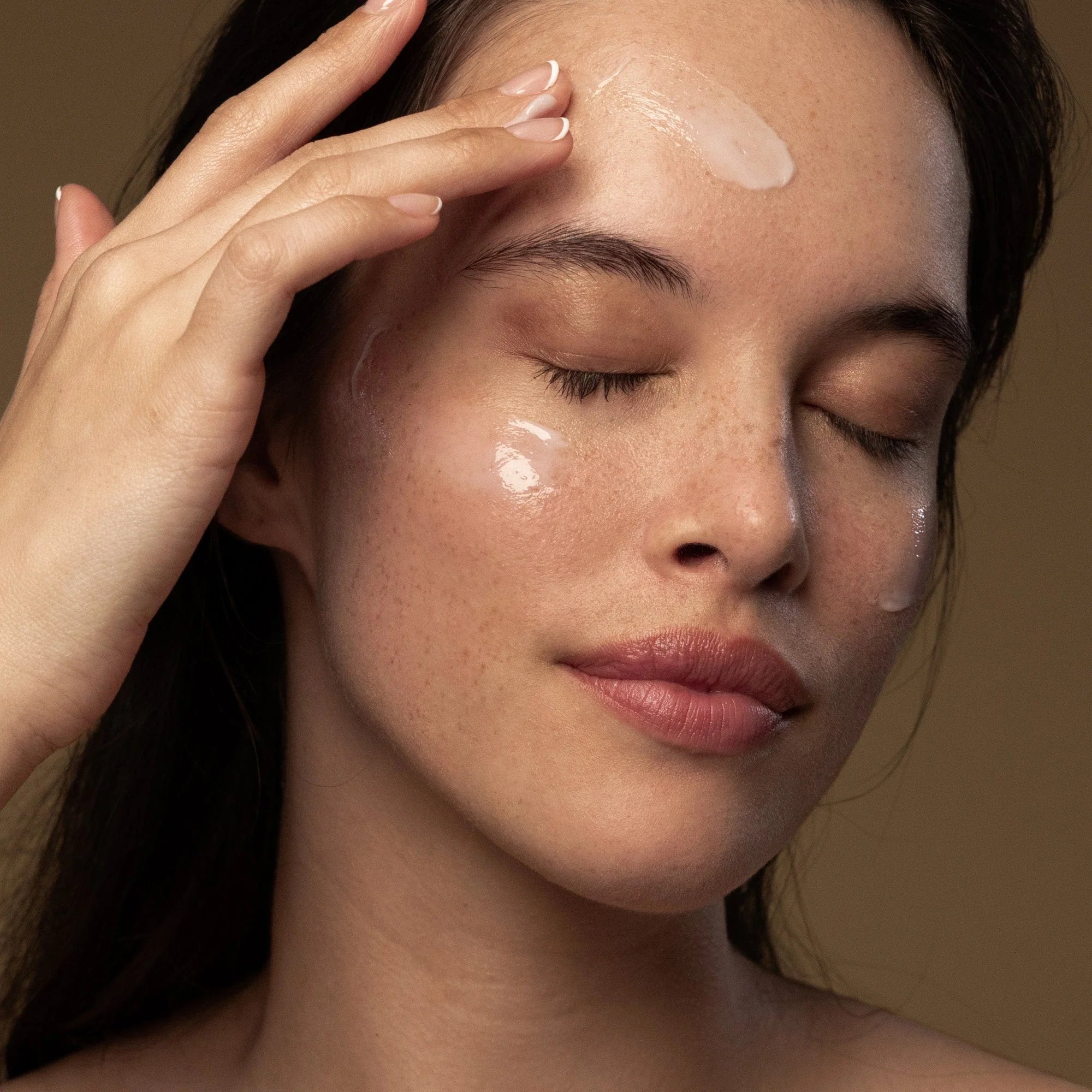 La piel se relaja al contacto con esta crema nocturna que hidrata, equilibra y suaviza sin dejar peso.