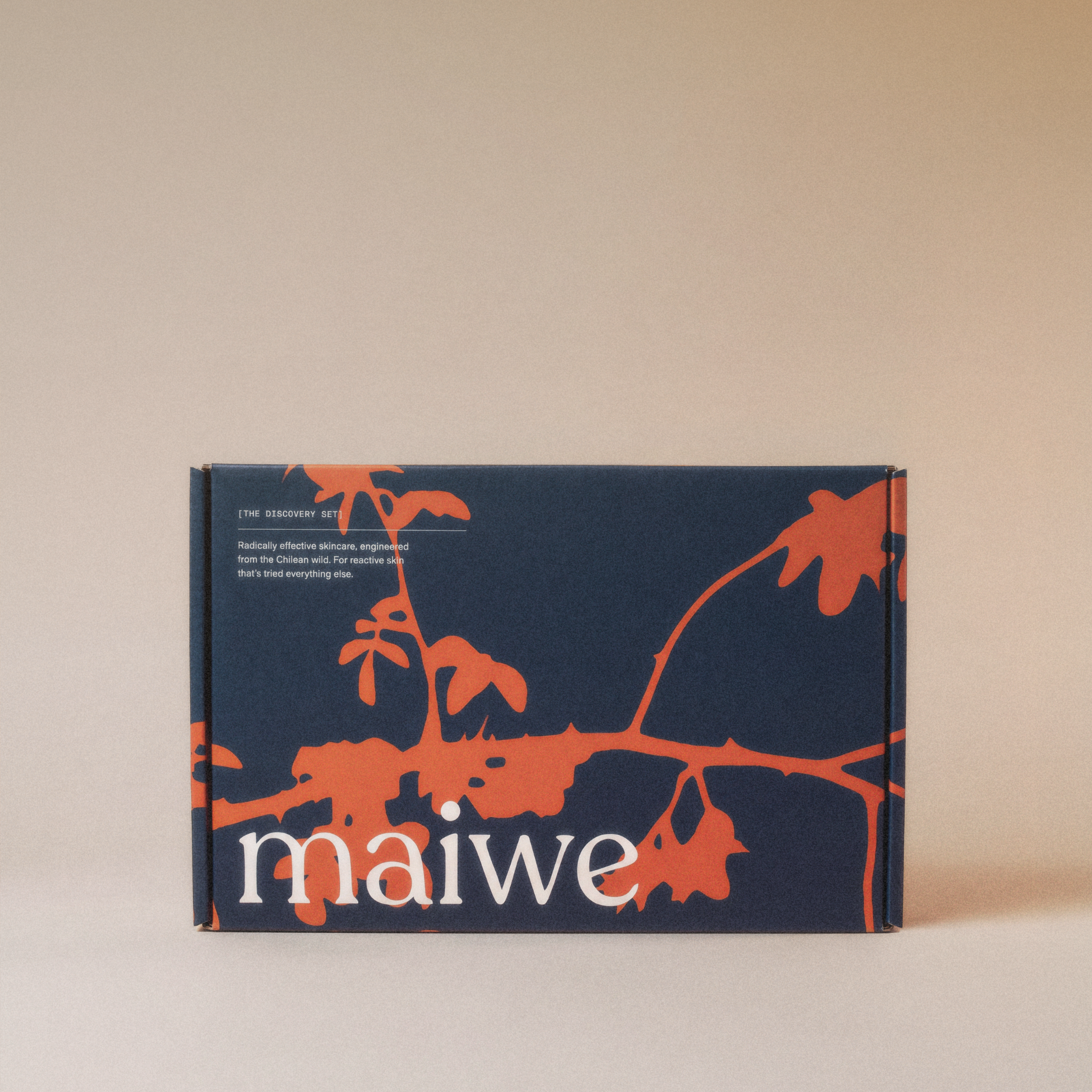 Caja del Discovery Set de Maiwe con ilustración botánica en contraste, diseñada para regalar o descubrir la marca.