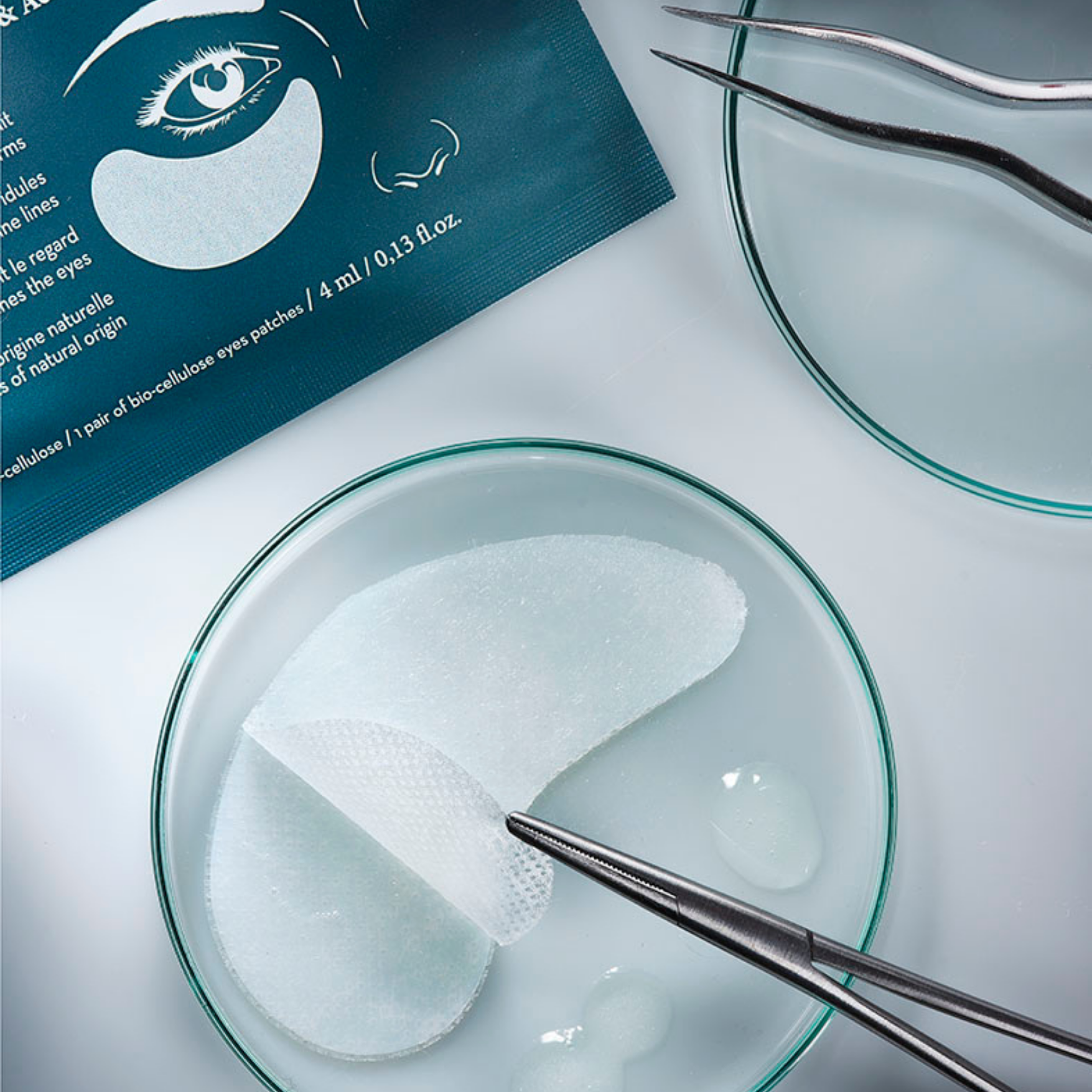 Bio-celulosa flexible que se adapta al contorno y revela una mirada lisa, luminosa y revitalizada.