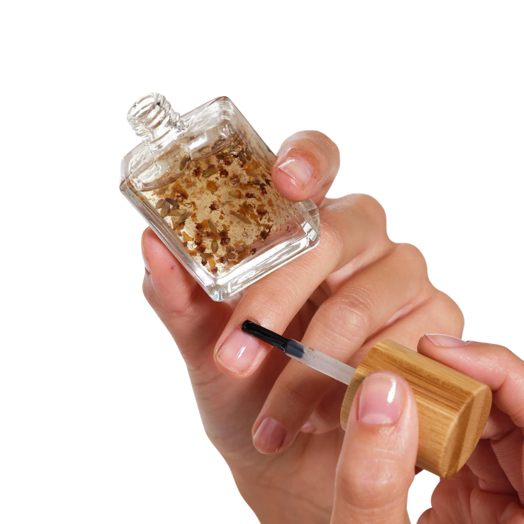 Gesto de cuidado con Flower Cuticle Oil, un ritual botánico que fortalece y suaviza sin dejar residuo.
