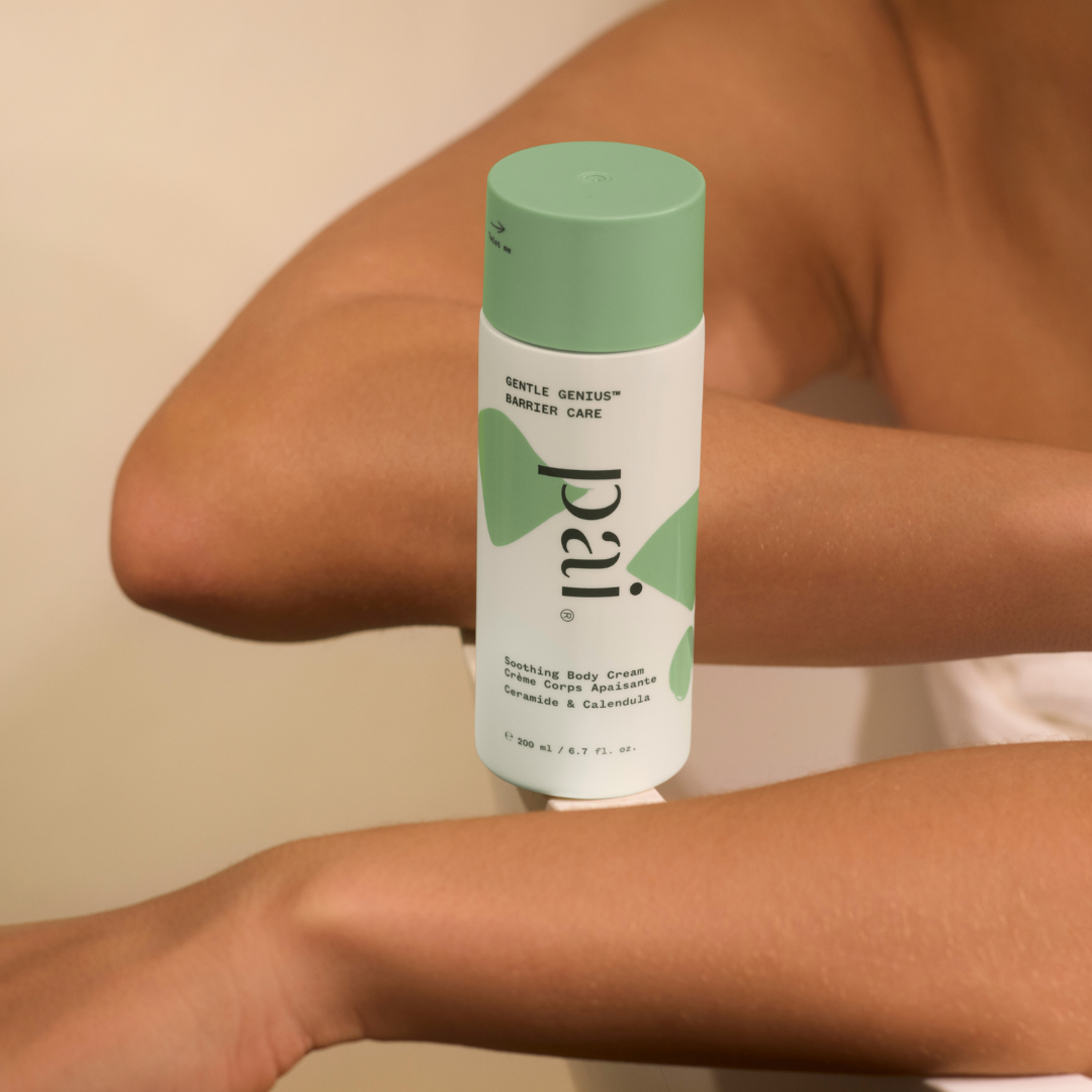 Brazos relajados junto a Gentle Genius™, cuidado profundo para calmar la piel seca y propensa al eczema.
