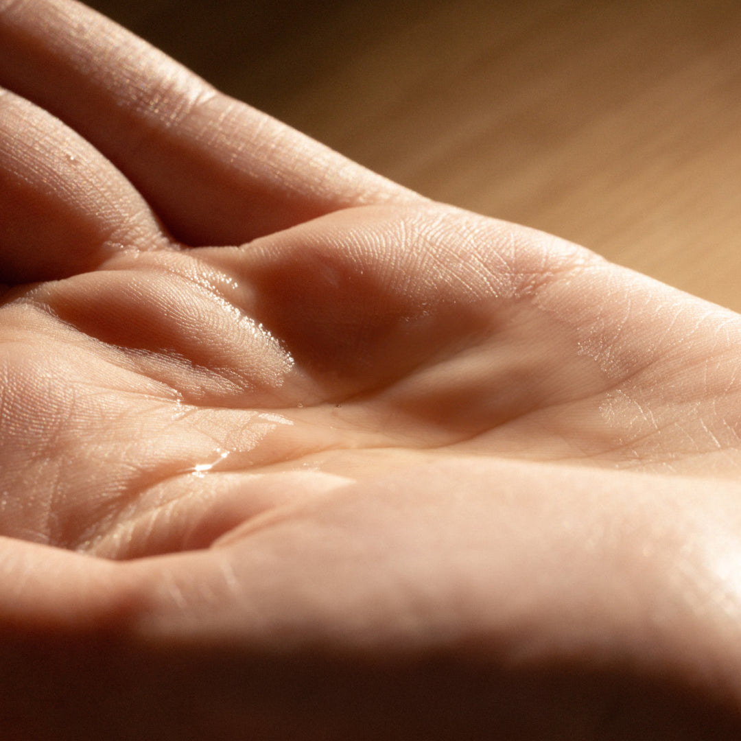 Textura acuosa que se absorbe en segundos, aporta luminosidad y deja la piel clara, despierta y equilibrada.