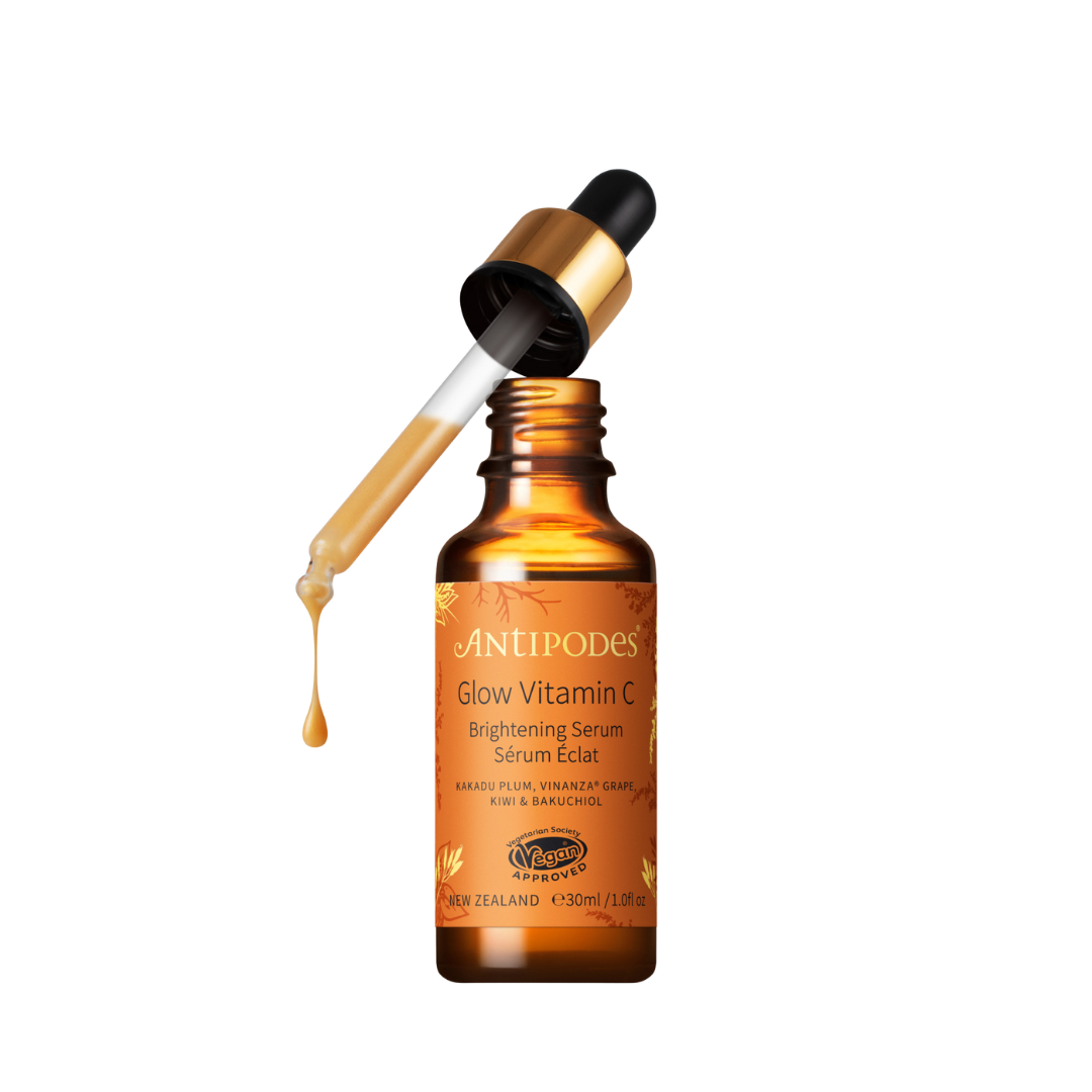 Glow Vitamin C Brightening Serum de Antipodes revela una piel más luminosa, hidratada y visiblemente uniforme.