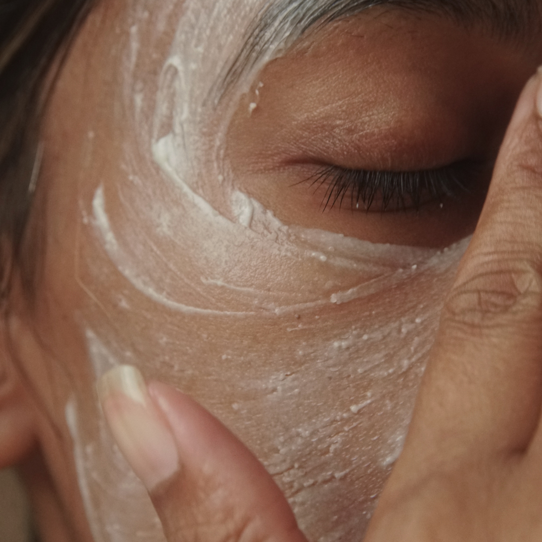 Una caricia exfoliante que revela una piel más lisa, receptiva y serena al tacto.