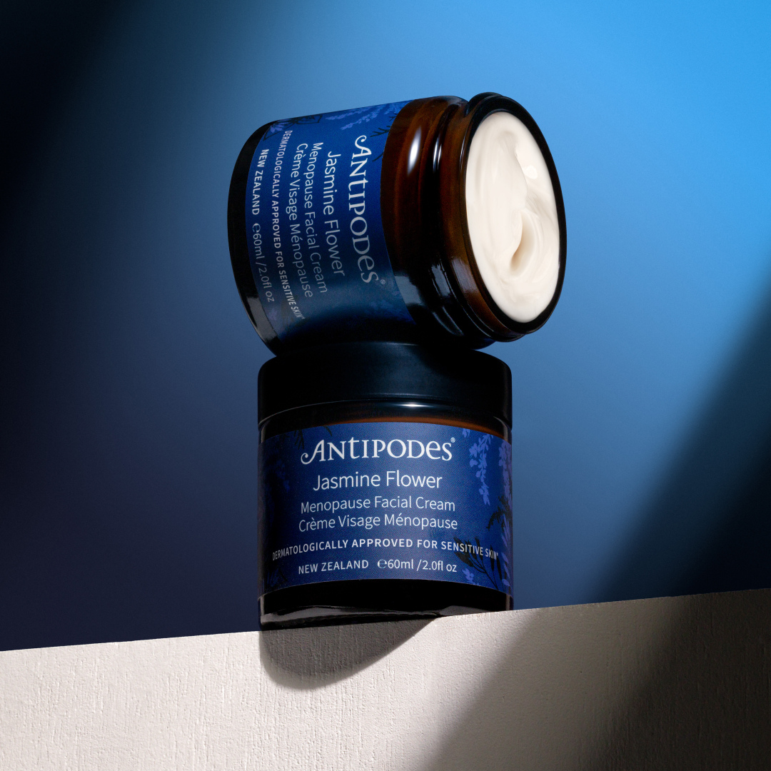 Tarros de Jasmine Flower Cream de Antipodes apilados. Cuidado facial reconfortante para piel en etapa de perimenopausia y postmenopausia.