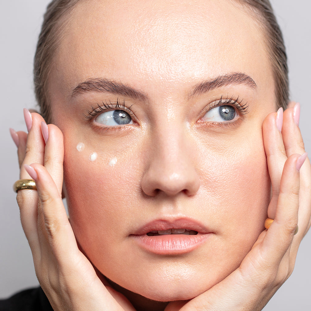 Acaricia la piel con una sensación calmante y ligera que despierta suavemente la mirada.