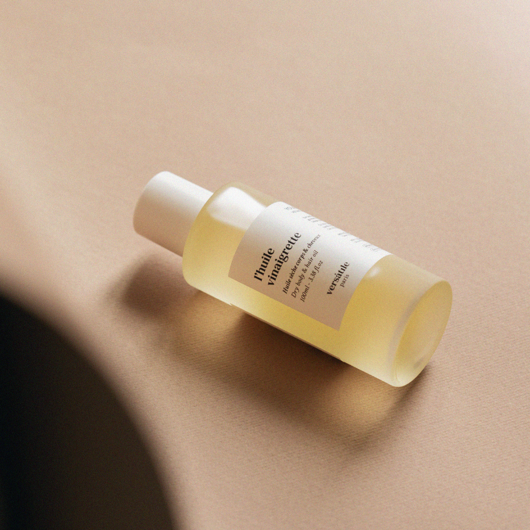 Un aceite seco que envuelve cuerpo, rostro y cabello con calidez dorada y acabado aterciopelado.