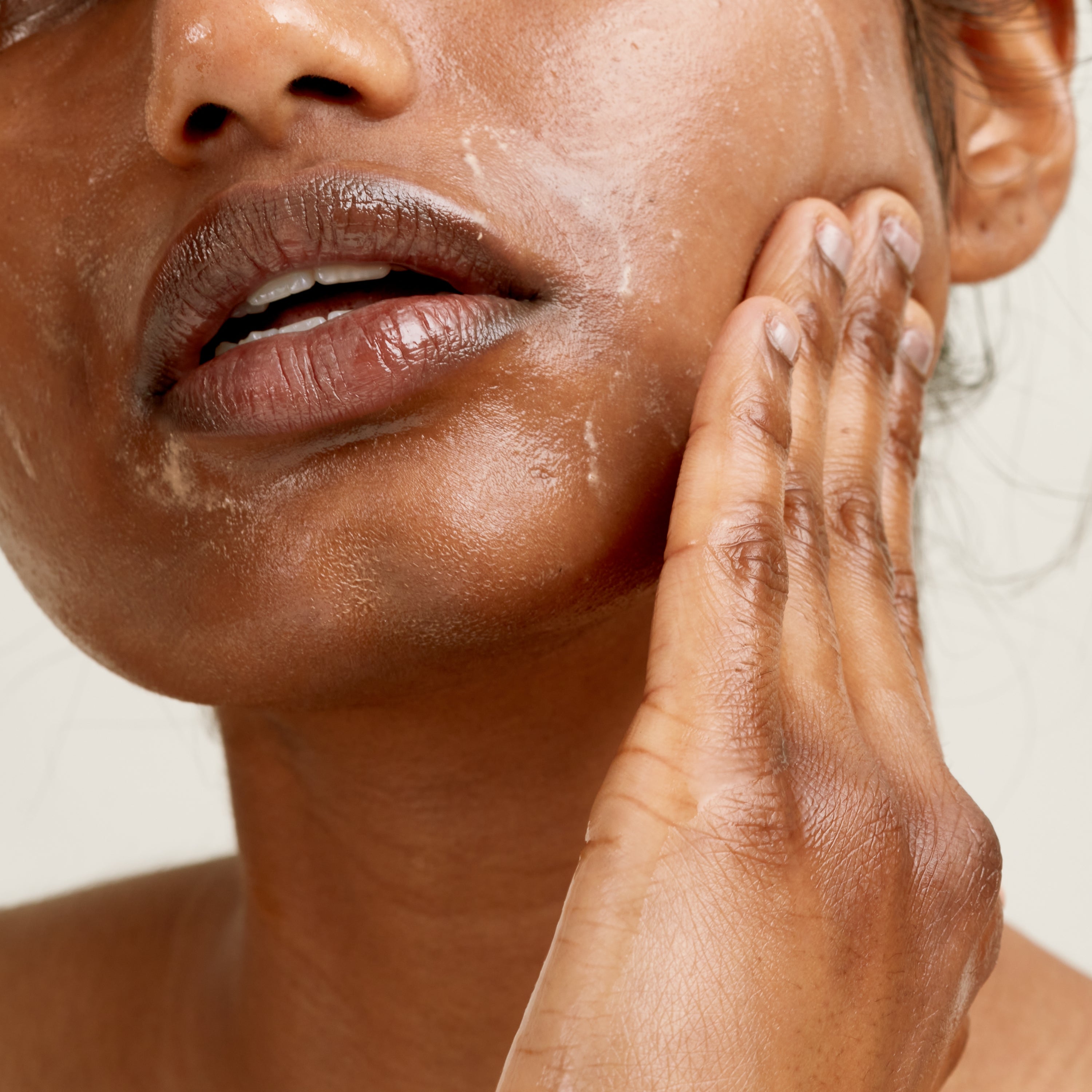 Rostro relajado con Light Work sobre la piel, limpieza eficaz y delicada que reconforta desde el primer gesto.