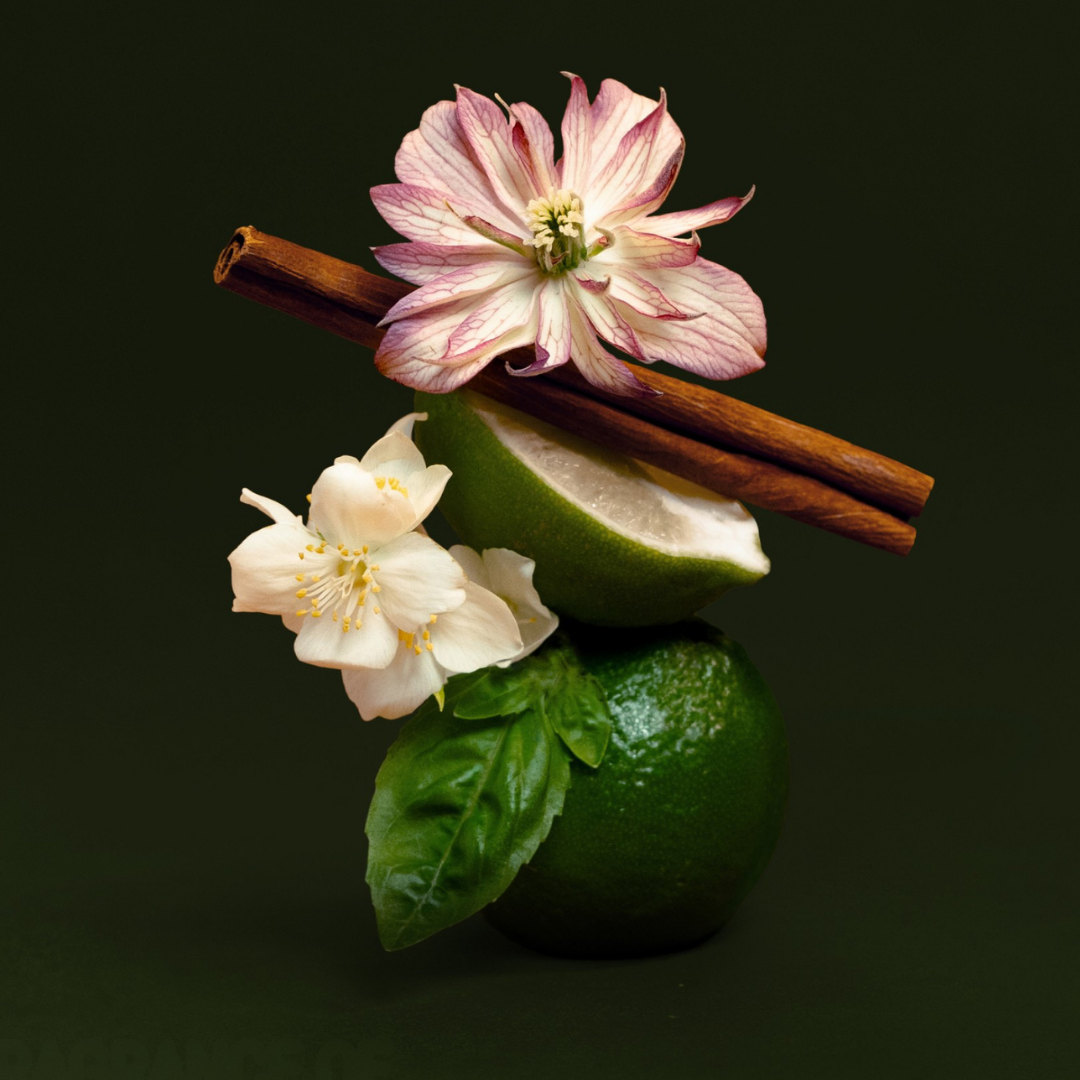 Lima, flores y notas botánicas evocan una mascarilla capilar nutritiva de perfil fresco y aromático.