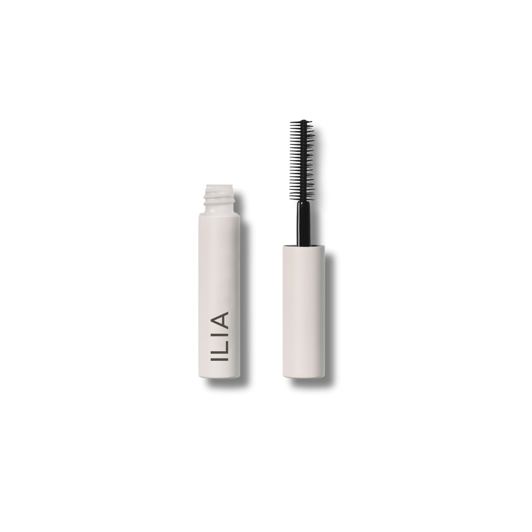 Limitless Lash Mascara After Midnight de ILIA Beauty en formato viaje. Fórmula cómoda y eficaz apta para ojos sensibles.