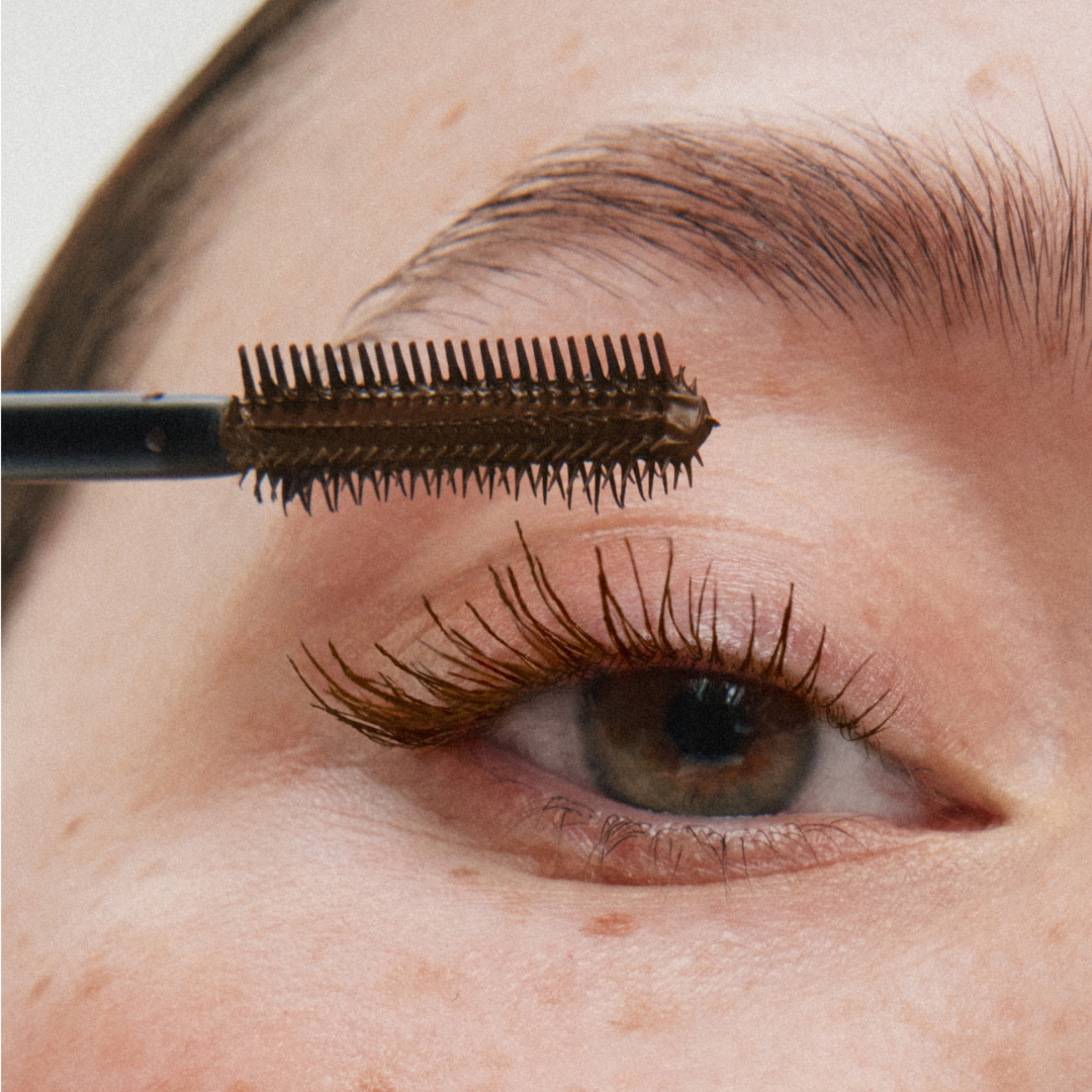 Zona de pestañas durante el uso de Limitless Lash Mascara Rich Brown de ILIA Beauty. Color suave y cepillo de doble cara.