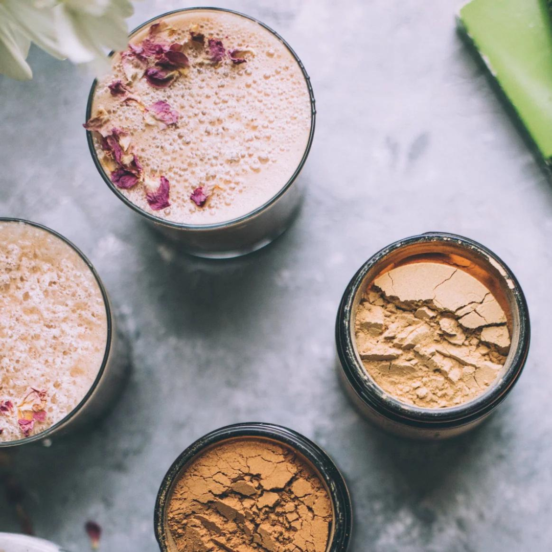 Lion’s Mane de Anima Mundi en ritual compartido. Polvo nootrópico en uso para claridad mental y foco sostenido.