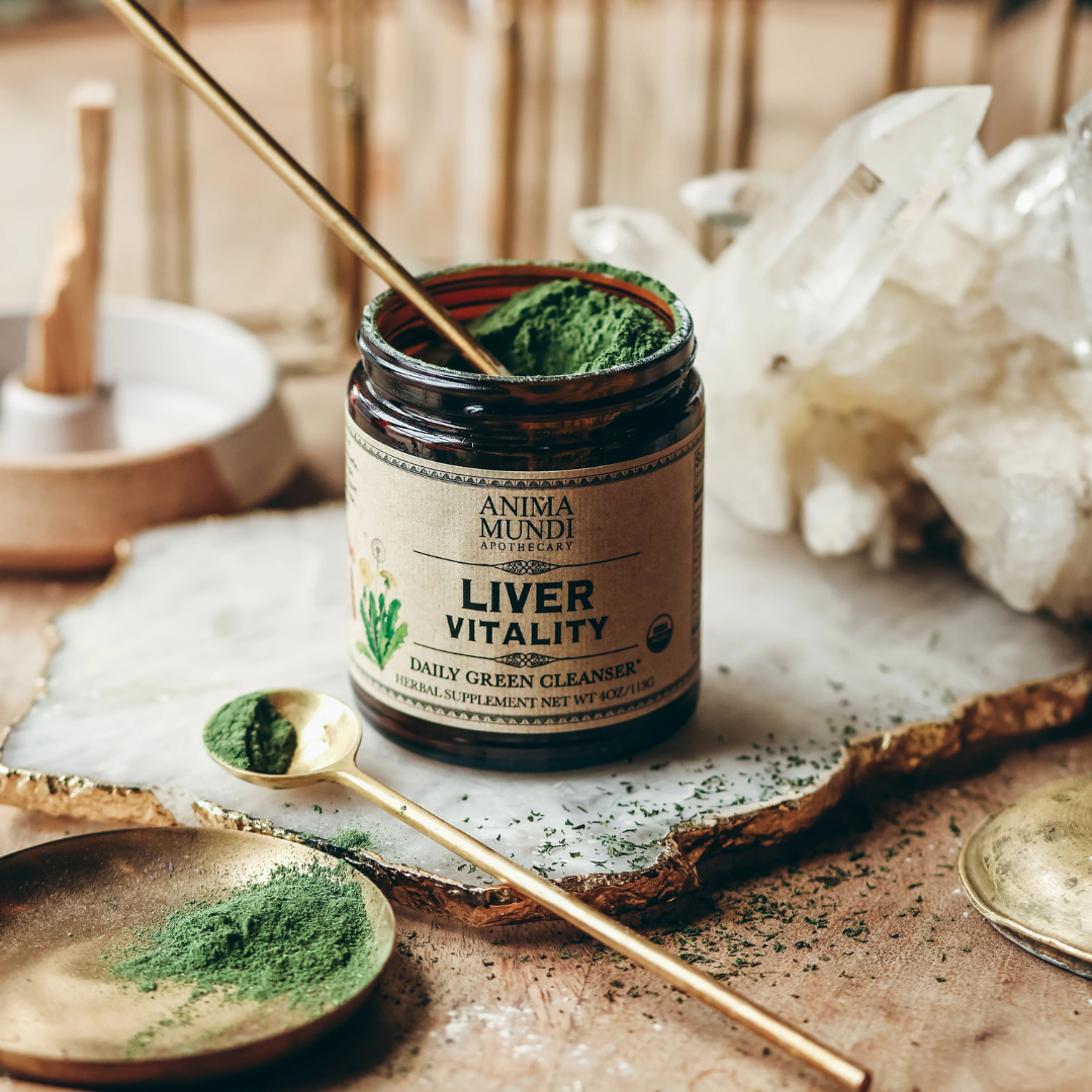 Preparación de infusión de Liver Vitality Greens. Polvo depurativo con algas y hierbas para limpieza hepática y equilibrio digestivo.