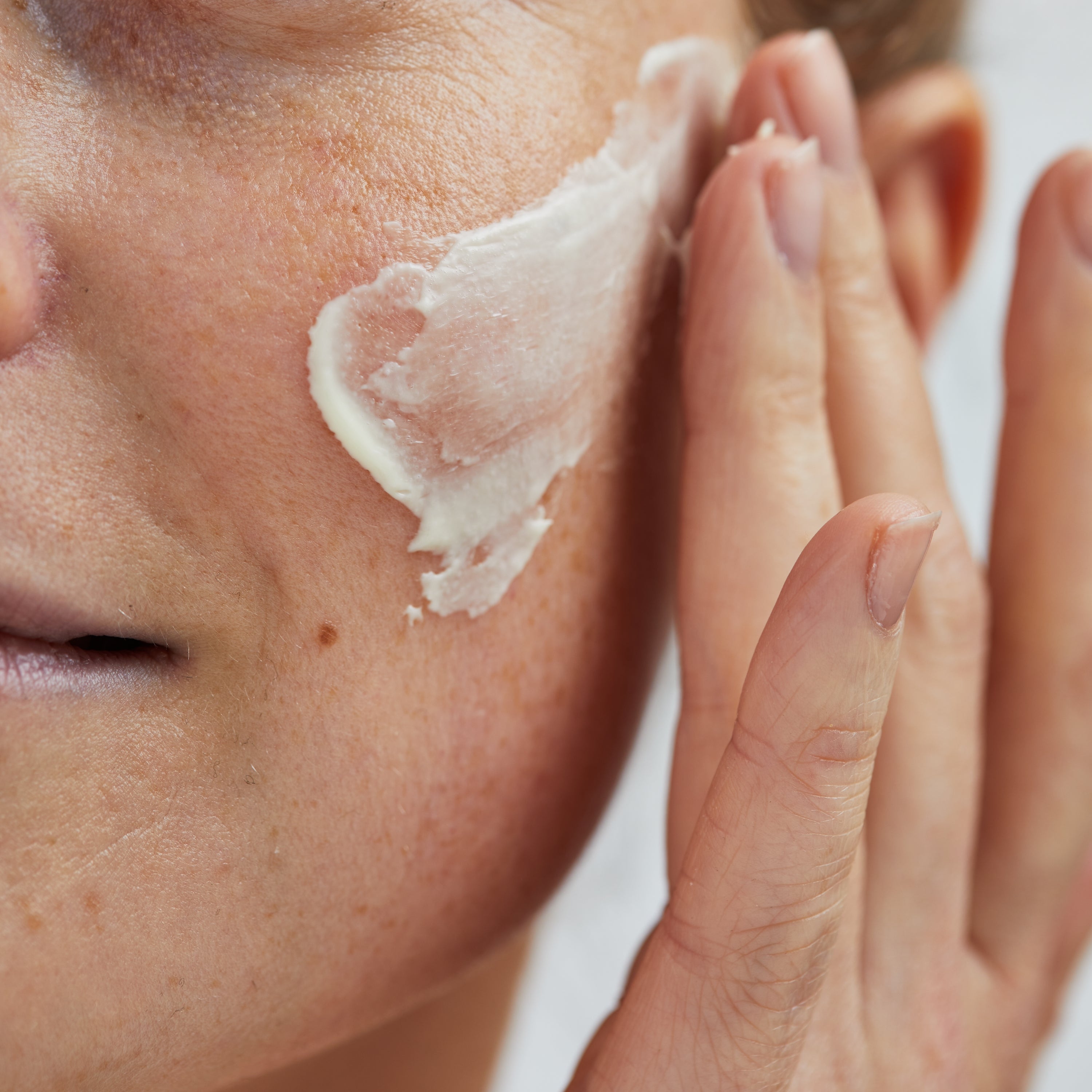 Rostro iluminado con Love & Haight, una crema que calma y nutre sin dejar rastro.