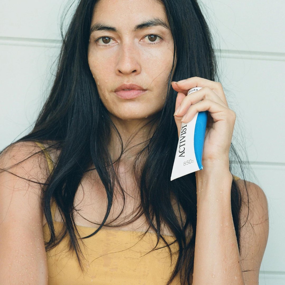 Mujer con Mānuka Honey Mask de Activist. Mascarilla natural para piel reactiva o con brotes.