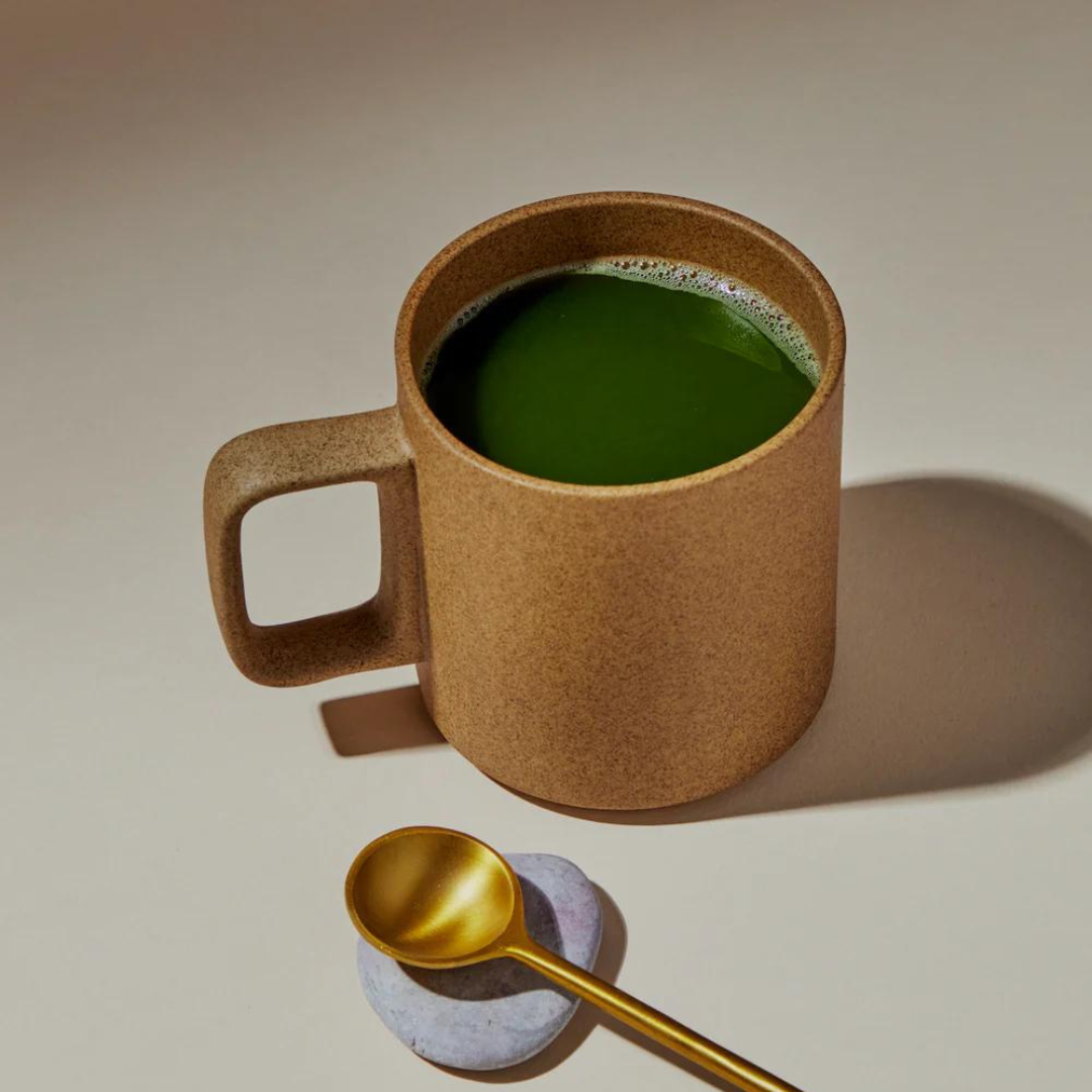 Taza de matcha ceremonial preparada. Ritual moderno de enfoque y calma con matcha ecológico de Anima Mundi.