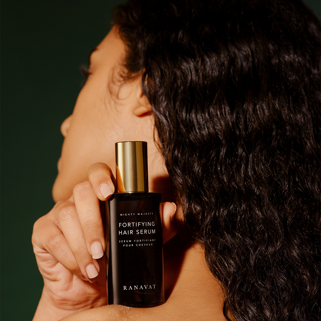Serum fortificante para pelo Fortifying Hair Serum Ranavat. Serum capilar hidratante e iluminador. Fórmula nutritiva y suavizante.