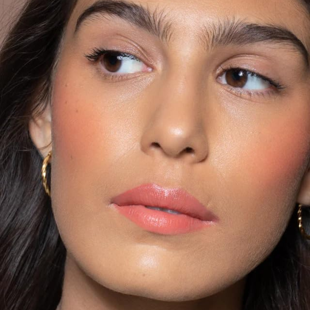 Labios y mejillas con Dear Ruby de ILIA Beauty. Color intenso en formato stick, fácil de aplicar con acabado jugoso.