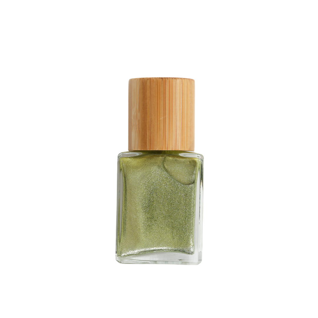 Esmalte vegano en tono Margarita, un verde metalizado con carácter y moderno.