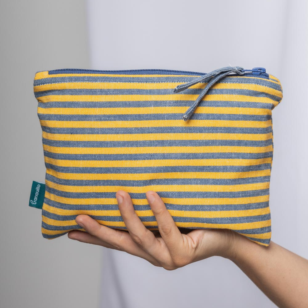 Un compañero ligero que sugiere escapada: rayas con personalidad en un formato cómodo y funcional.