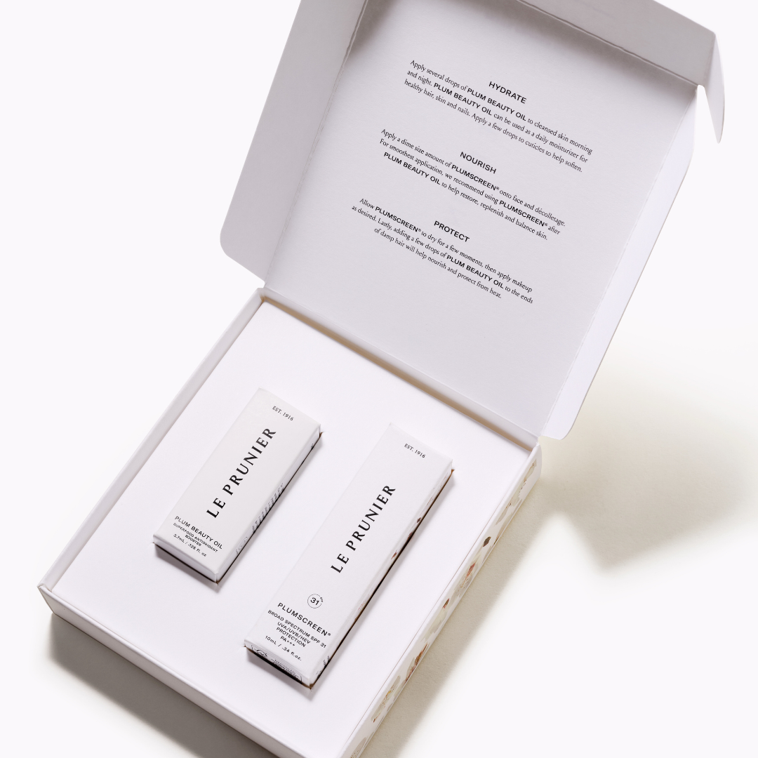 Interior del Petite Prunier Kit con aceite facial y protector solar en tamaño mini.