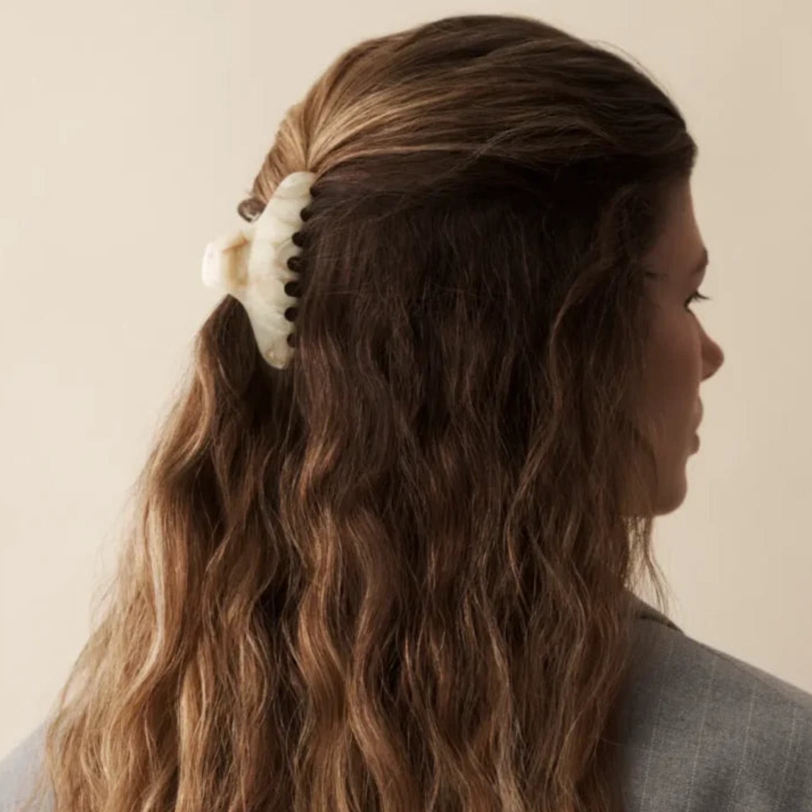 Recoge el pelo con suavidad y lo mantiene en su sitio con estilo durante todo el día.