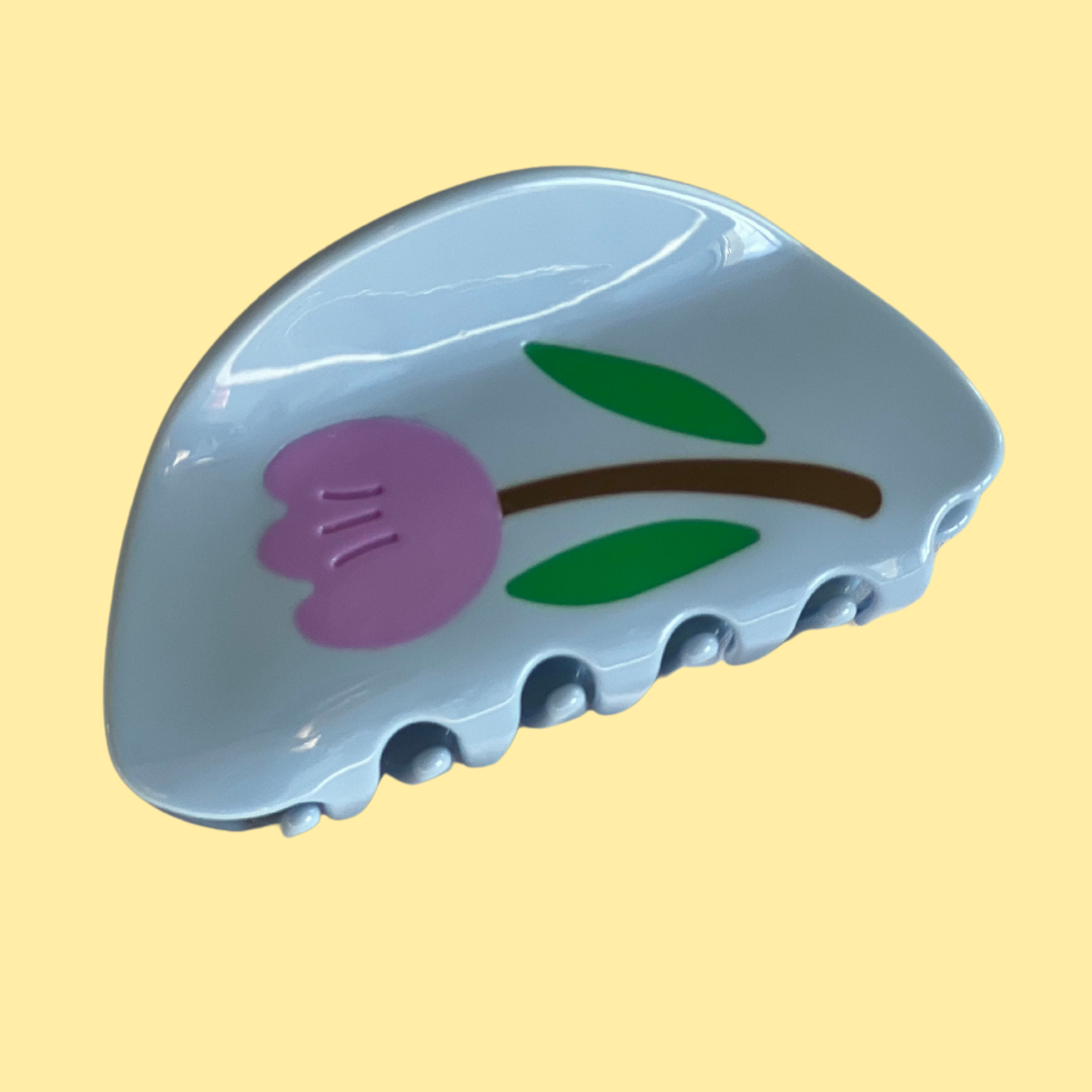 Pinza tulip para recogidos de pelo. Pinza de tonos azules de La Crème Organics, ideal para despejar tu pelo de forma estilosa.