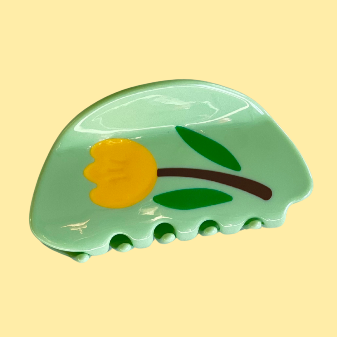 Pinza de pelo verde menta tulip con tulipán, de Nöi y La Crème Organics. Ideal para recogidos resistentes y con estilo. Luce tu mejor look con tonos cálidos.