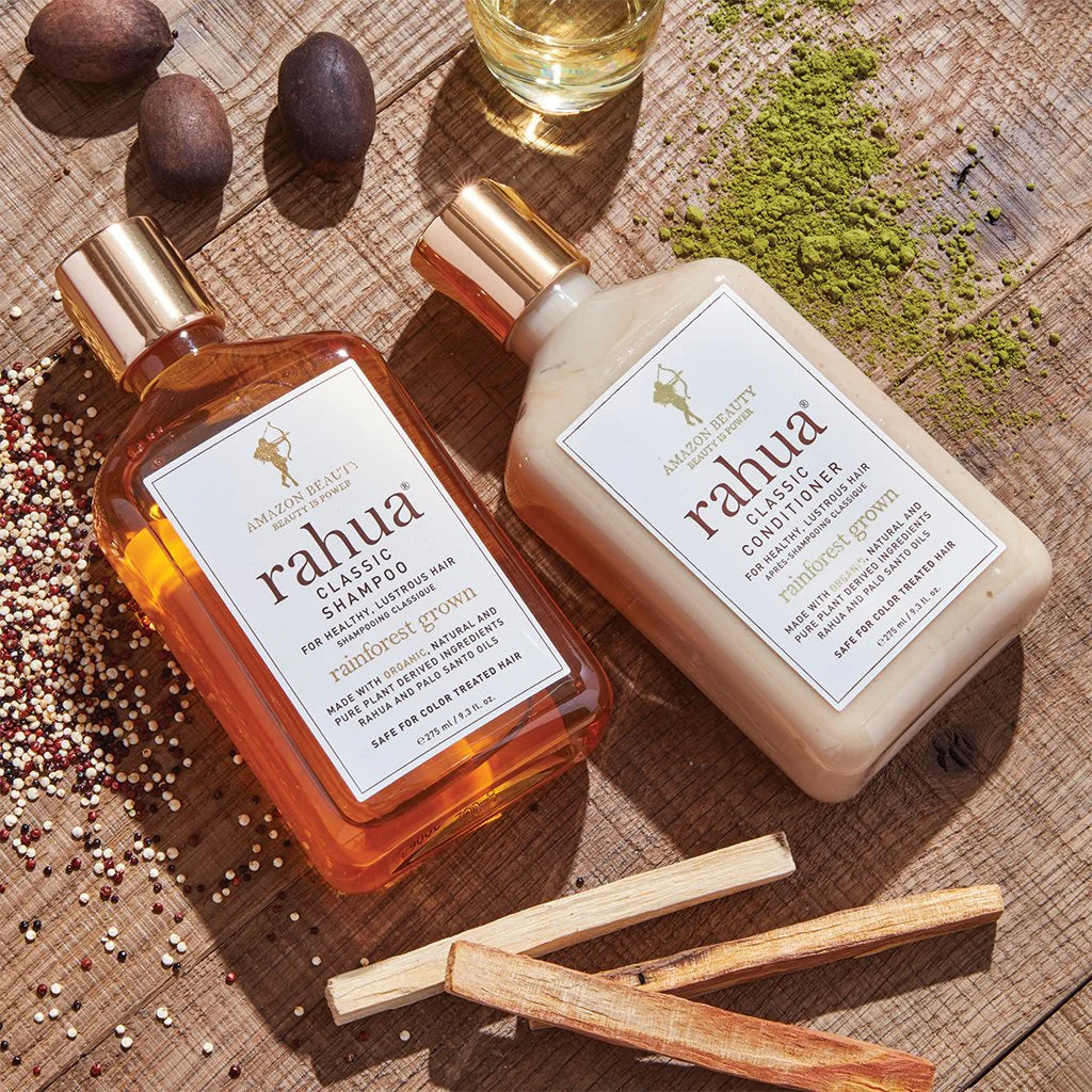 Rahua Classic Conditioner y Shampoo sobre mesa rústica, tratamiento natural con ingredientes amazónicos.